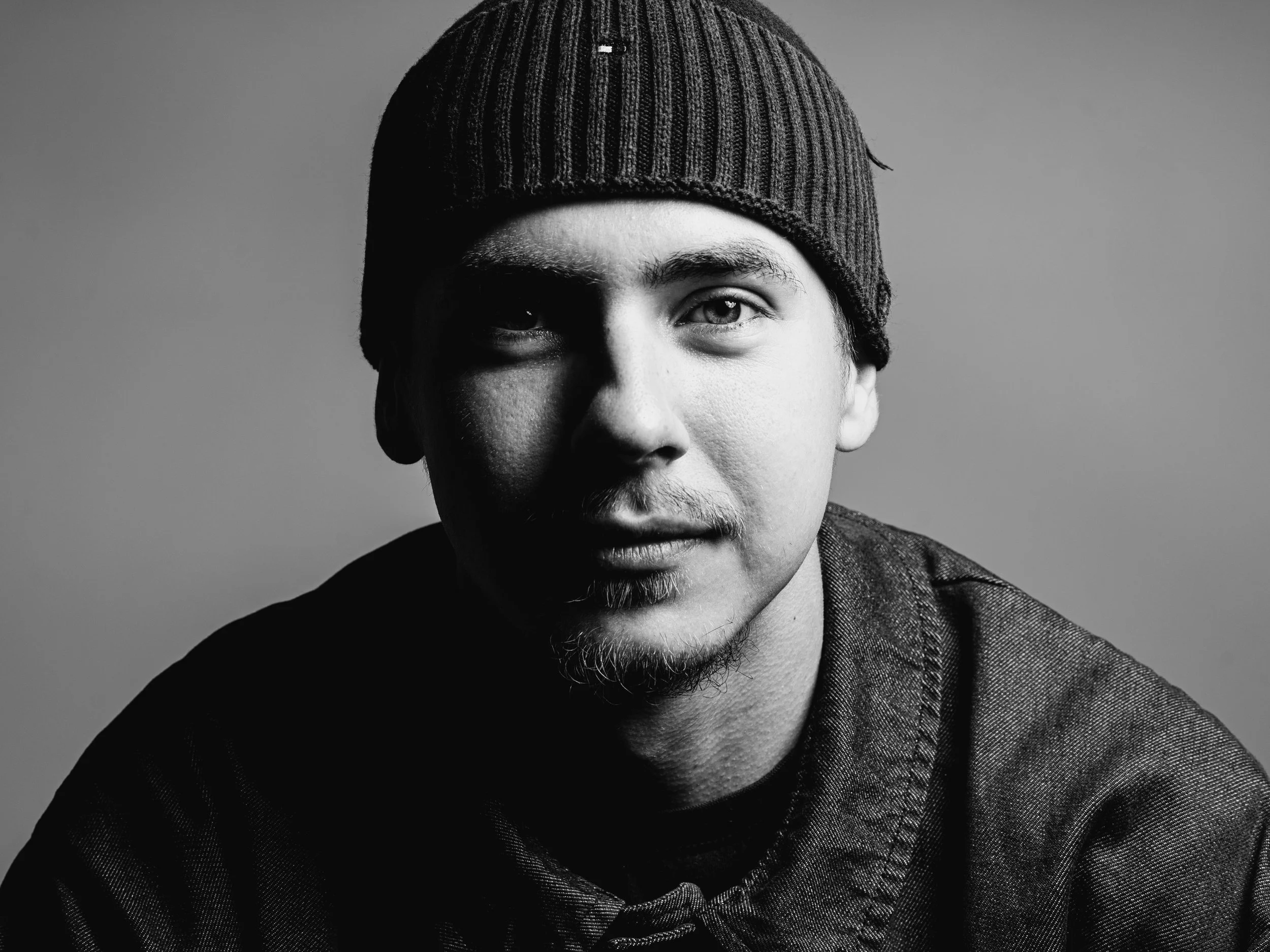 Zwart-wit portret foto in een foto studio in Eindhoven Nederland Professionele fotograaf eindhoven nederland