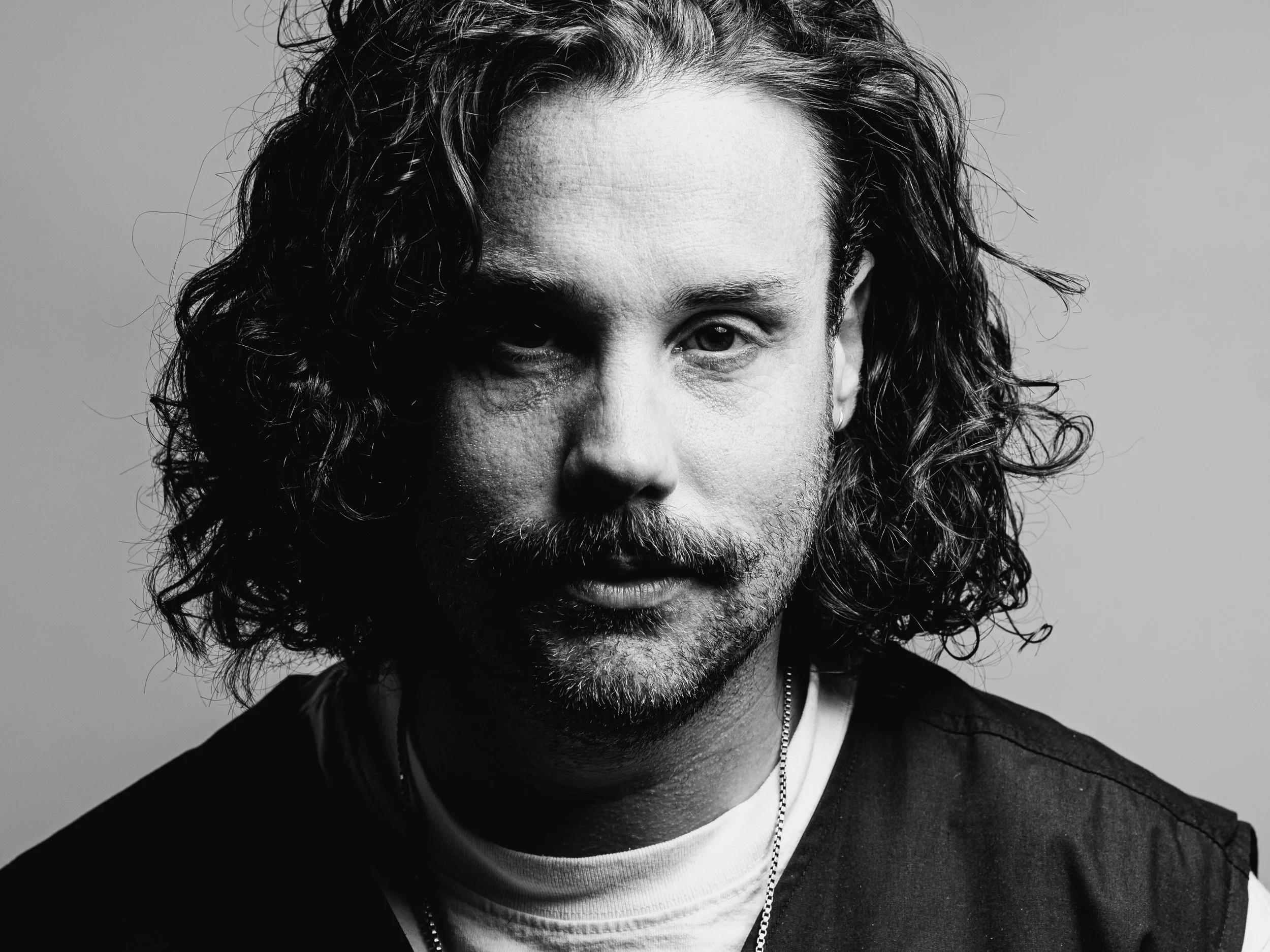 Zwart-wit portret foto in een foto studio in Eindhoven Nederland Professionele fotograaf eindhoven