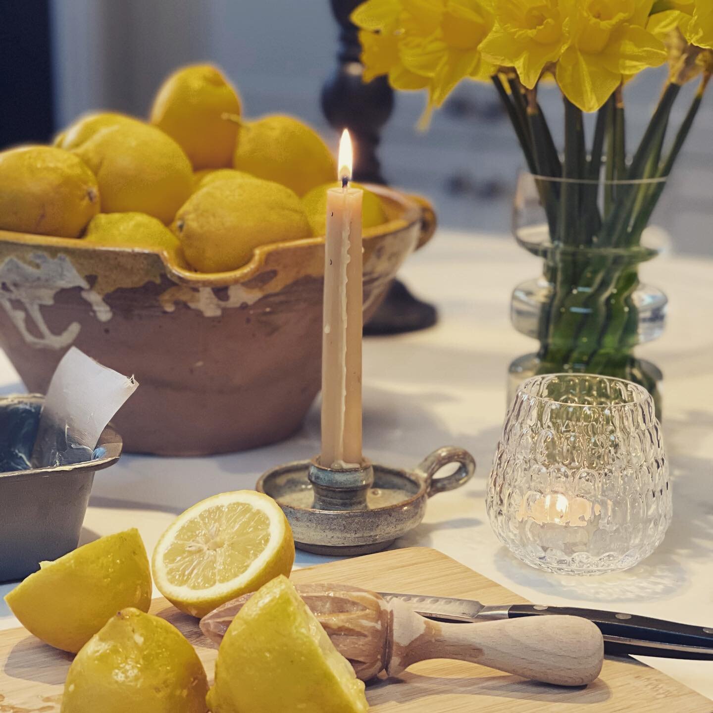 thought it was a day to bake #rainyday #windy #wet #weather #drizzle #baking #lemons #lemondrizzlecake #kitchen #interiors #styling #countertop #bowl #daffodils #spring  #vases #interiordesign #interiorstyling #interiors #interiordecor #SELondon #lon