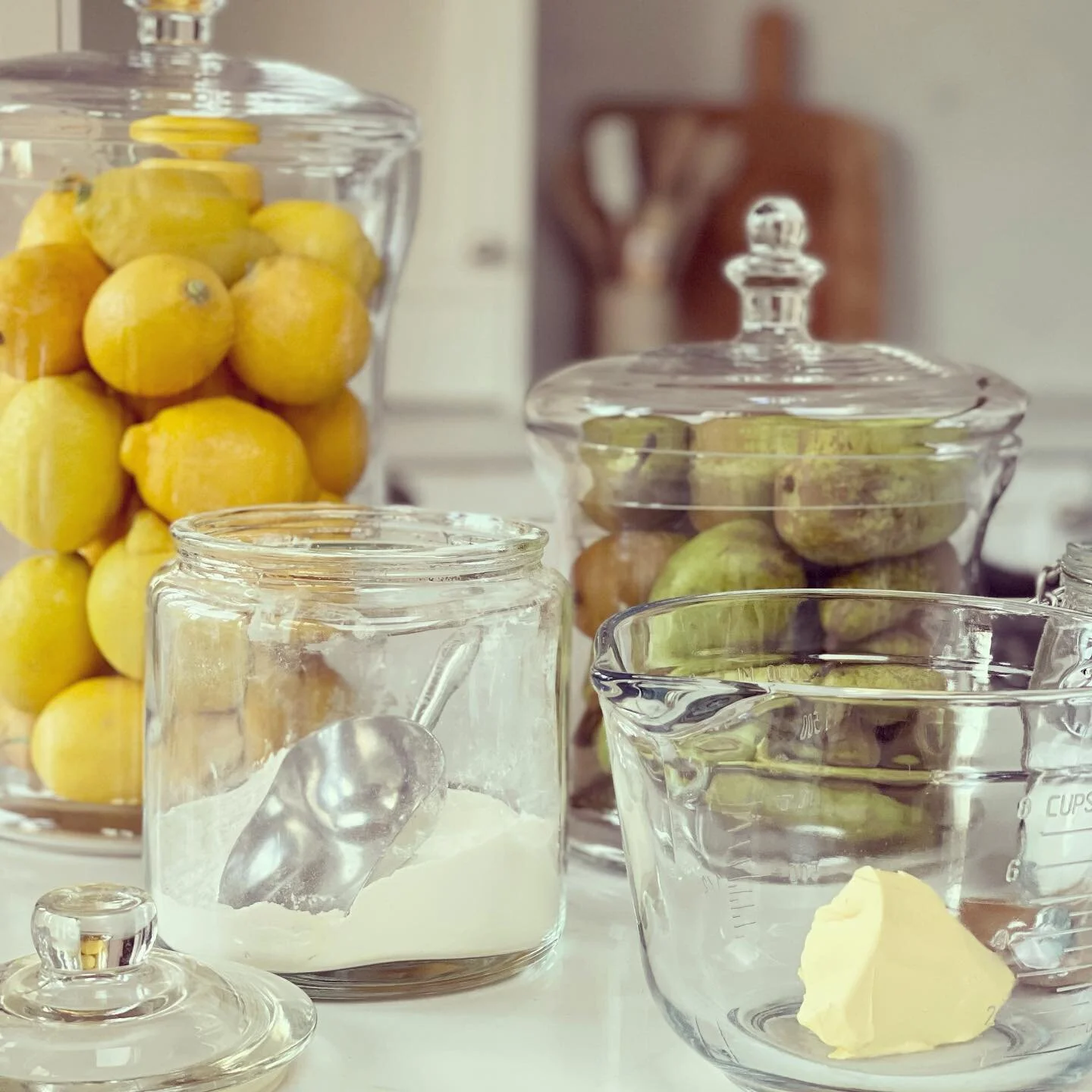 Rainy afternoon #baking #weekend #kitchen #jars #sponge #summer #interiors #styling #instafood #instainteriors #lemons #pear #tart