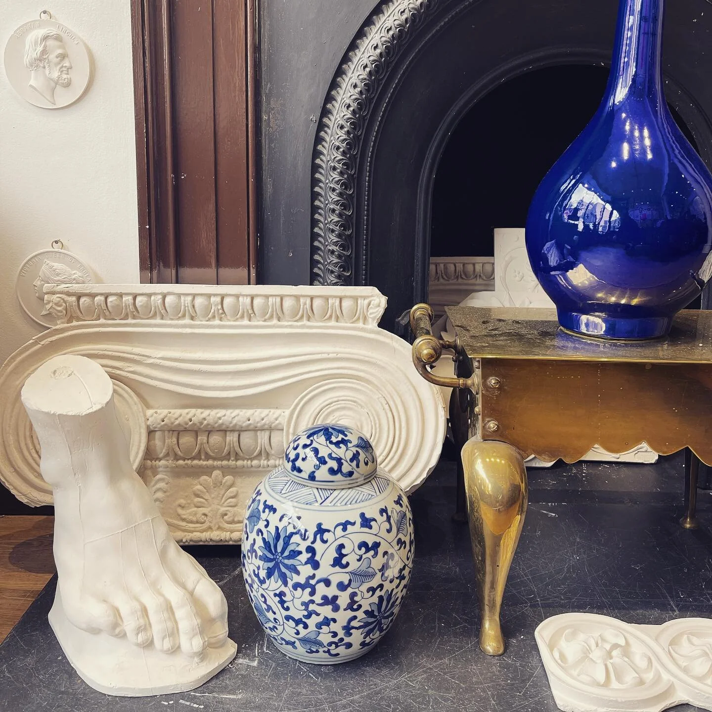always love a visit to @pentreathandhall thank you Emily! #treat #interiors #shopping #vase #blueandwhite #blue #plaster #peterhone #penreathandhall #rugbystreet #fireplace #plaque #rosette #furnishings #london #interiordesign #homedecor thank you @t