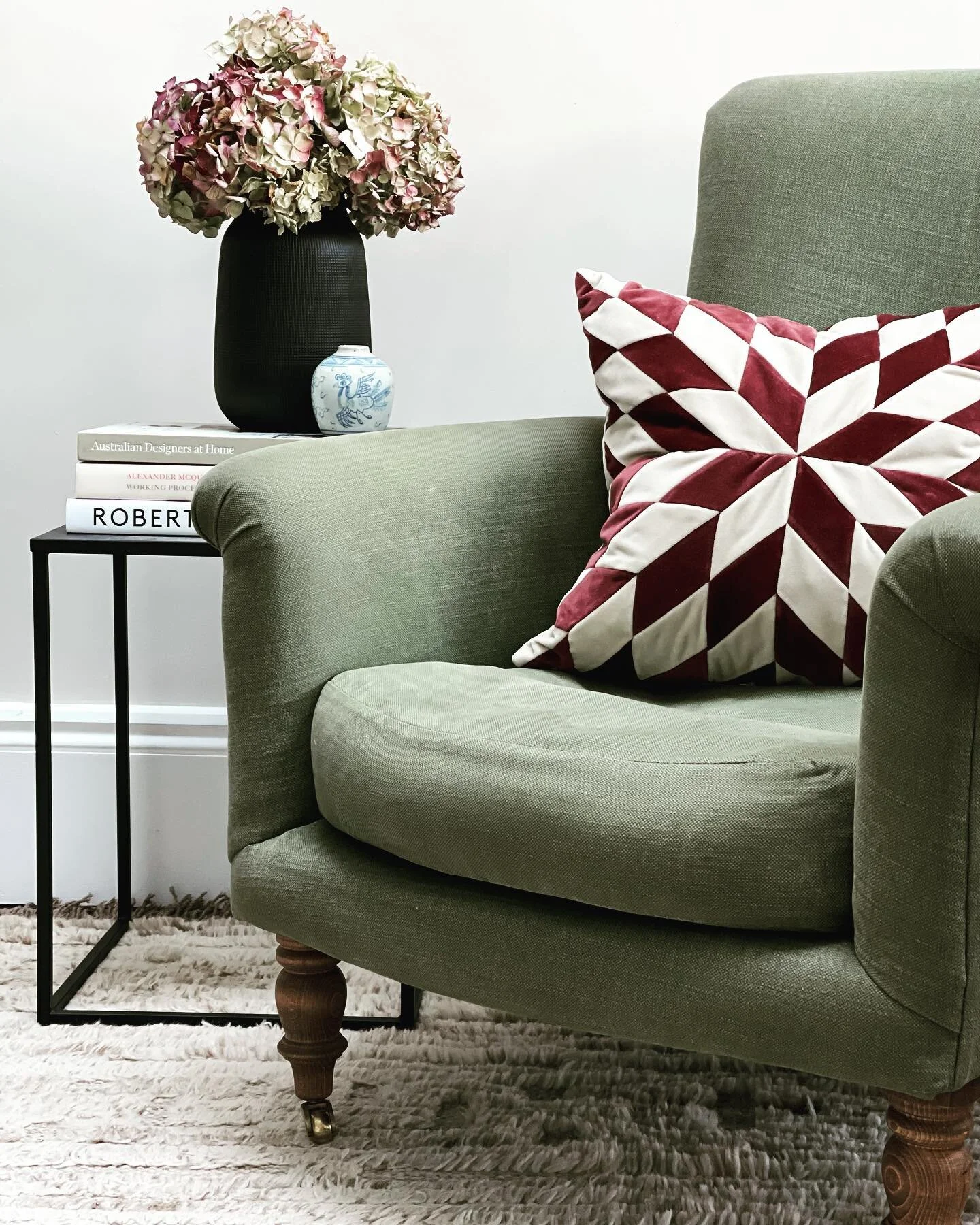 Peaceful Monday #reading #armchair #home #decor #interiordesign #cushion #books #sidetable #vase #hydrangea #rug