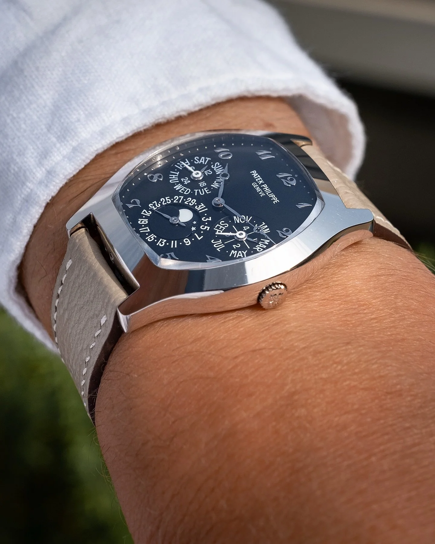 5041G with a black dial, raised Breguet numerals, pomme hands and the sharpest high polish case. Such a wrist presence 💥
@watchbrotherslondon