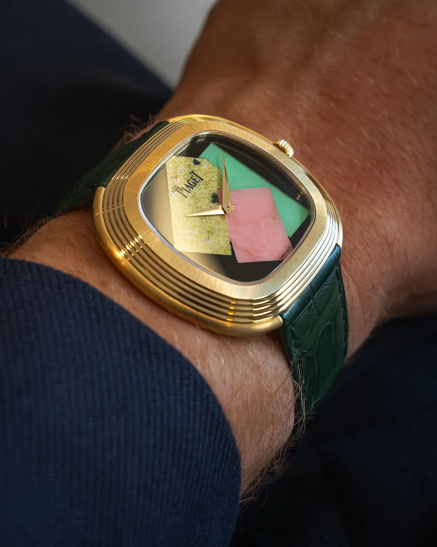 A new Warhol just dropped: a black onyx dial with slices of Namibian serpentine, pink opal and green chrysoprase within a yellow gold Warhol case. Limited to 50, this one is a true celebration of the Piaget world. 
@piaget 
@diamondmallard 
@manuela