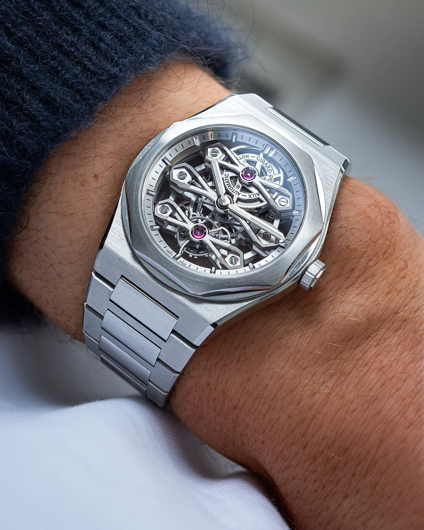 Here at Dubai Watch Week, Girard Perragaux has just dropped an absolute show stopper: the Laureato Three Gold Bridge. 41mm, stainless steel, and with a new take on their iconic three bridges, this second installment of the Laureato&rsquo;s 50th anniv