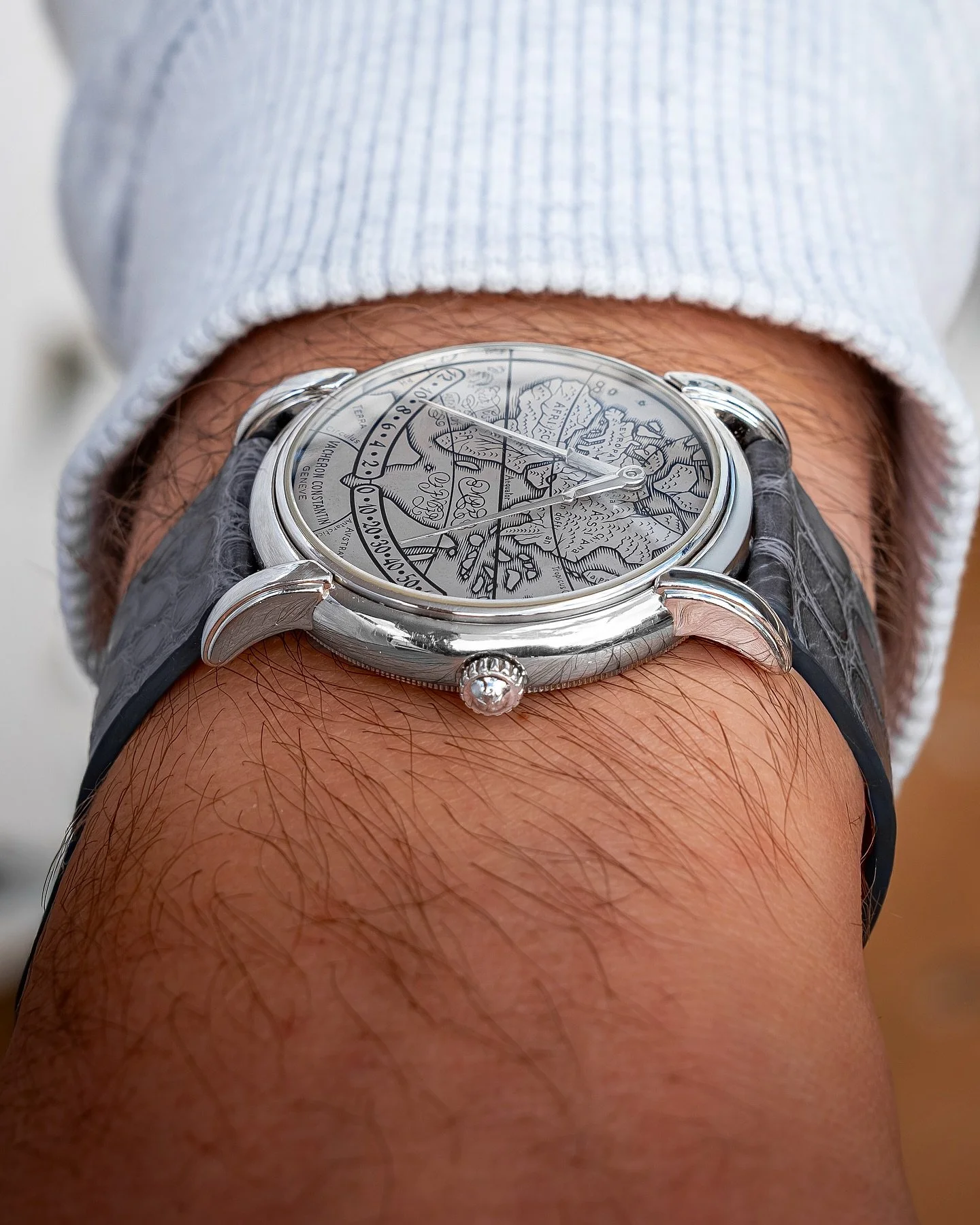 Dubai Watch Week content will be coming thick and fast soon, but for the time being, the Vacheron Mercator 43050 in PT.

Mad case profile on this one.

@watchbrotherslondon