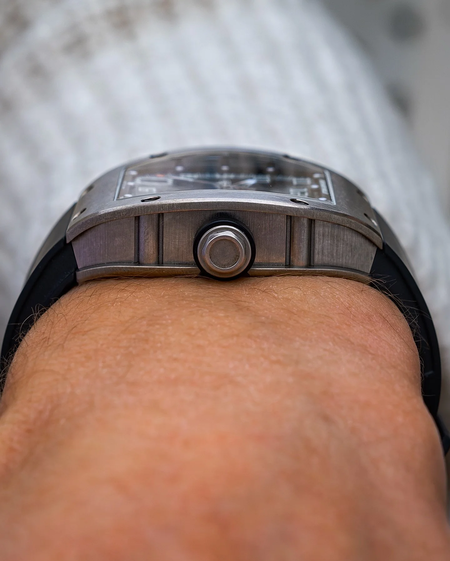 Swipe for 20 years of innovation:

The RM 005 from 2004 via @watchbrotherslondon
The RM UP-01 Ferrari from 2022 via @antiquorum

@richardmille 
@ninetywatchesandjewellery