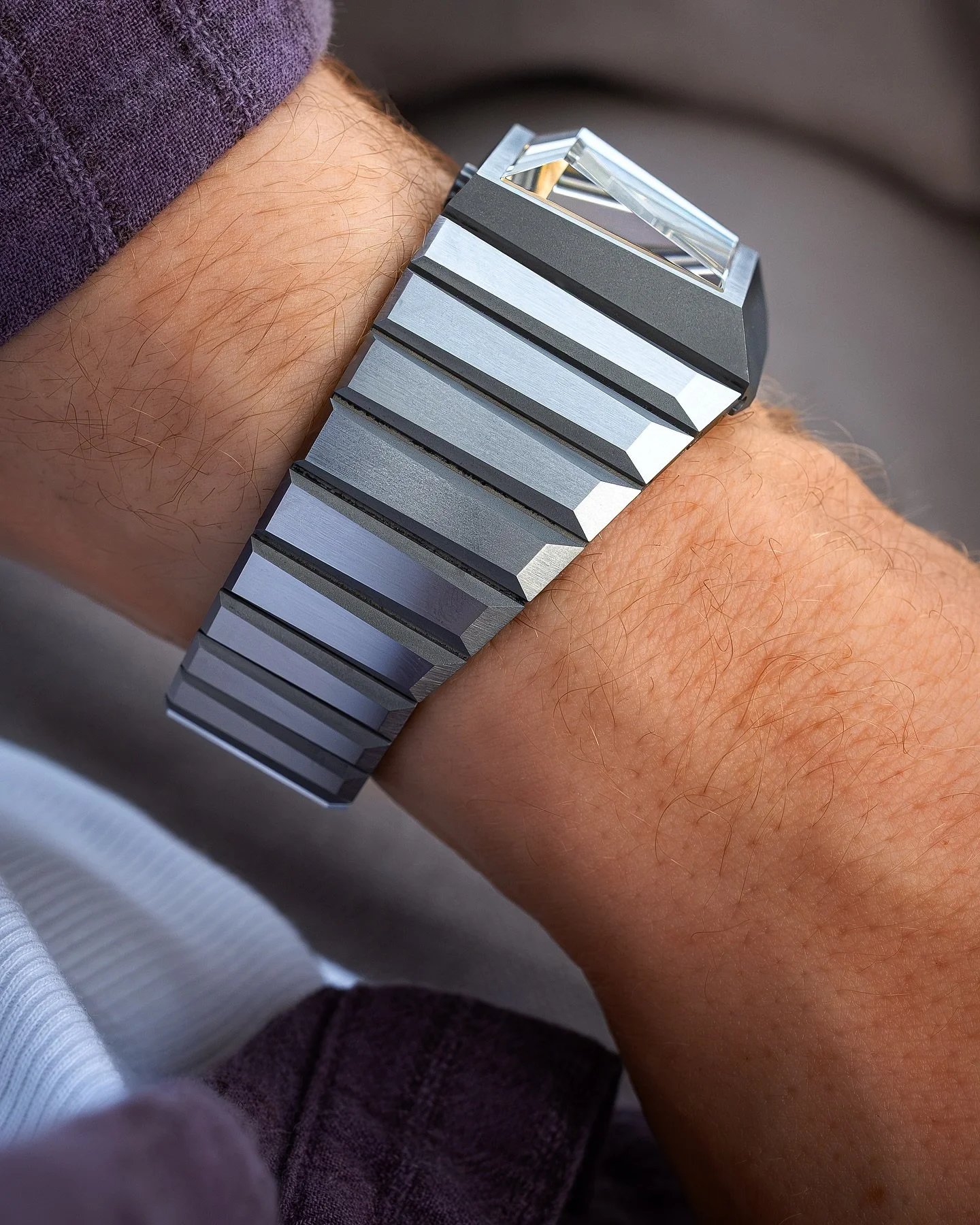 The latest from Mr Toledano and Mr Chan is this b/1.3r, and it&rsquo;s got four key features:

- A new smaller size
- Grade 5 titanium case and bracelet
- 18k gold ripple dial
- Swiss made

+1 for that super unique, refraction generating crystal 💎

