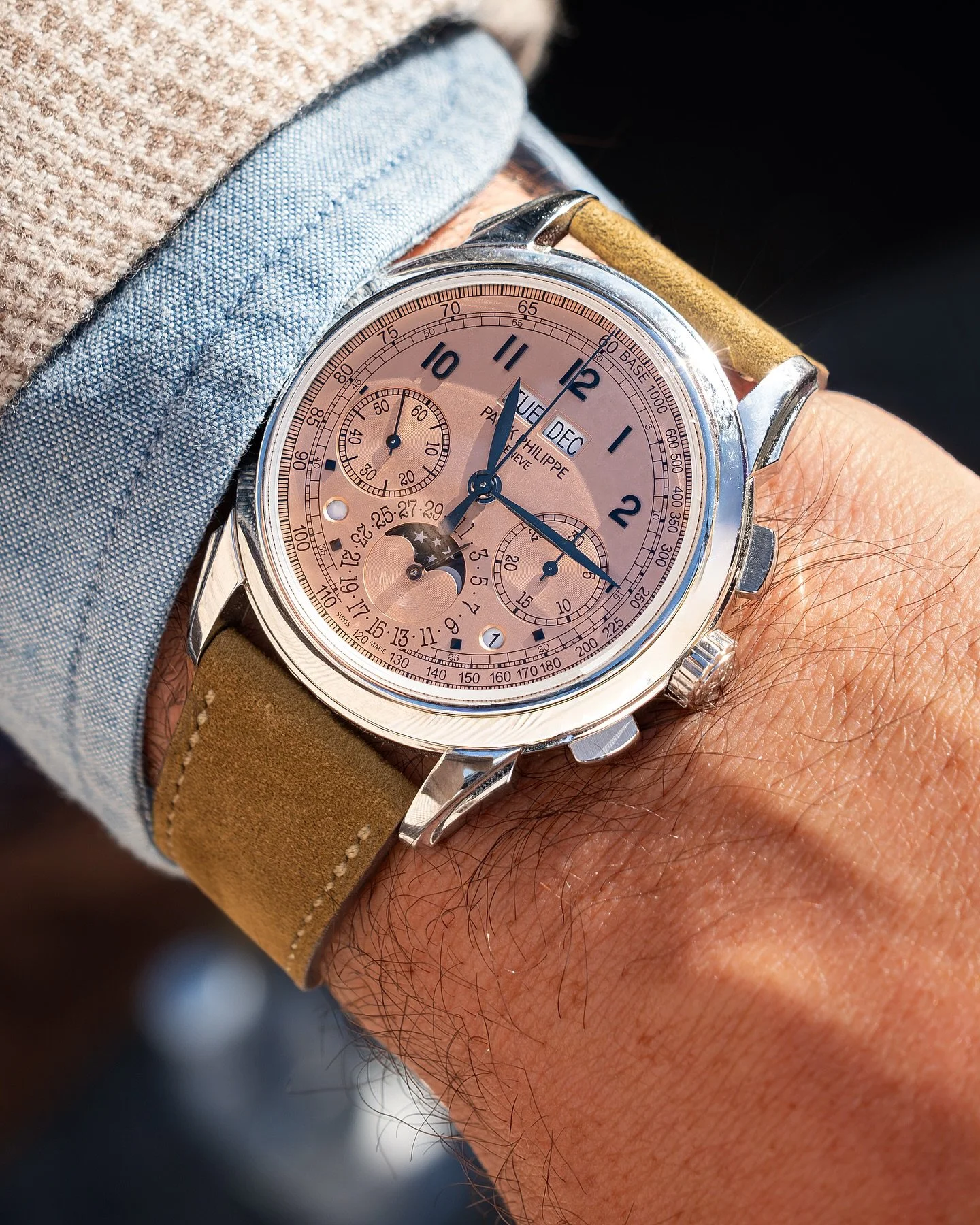 @benclymer with the Patek Philippe 5270P in salmon ft. some rare London sun 💥

Serious wrist presence. 

@hodinkee