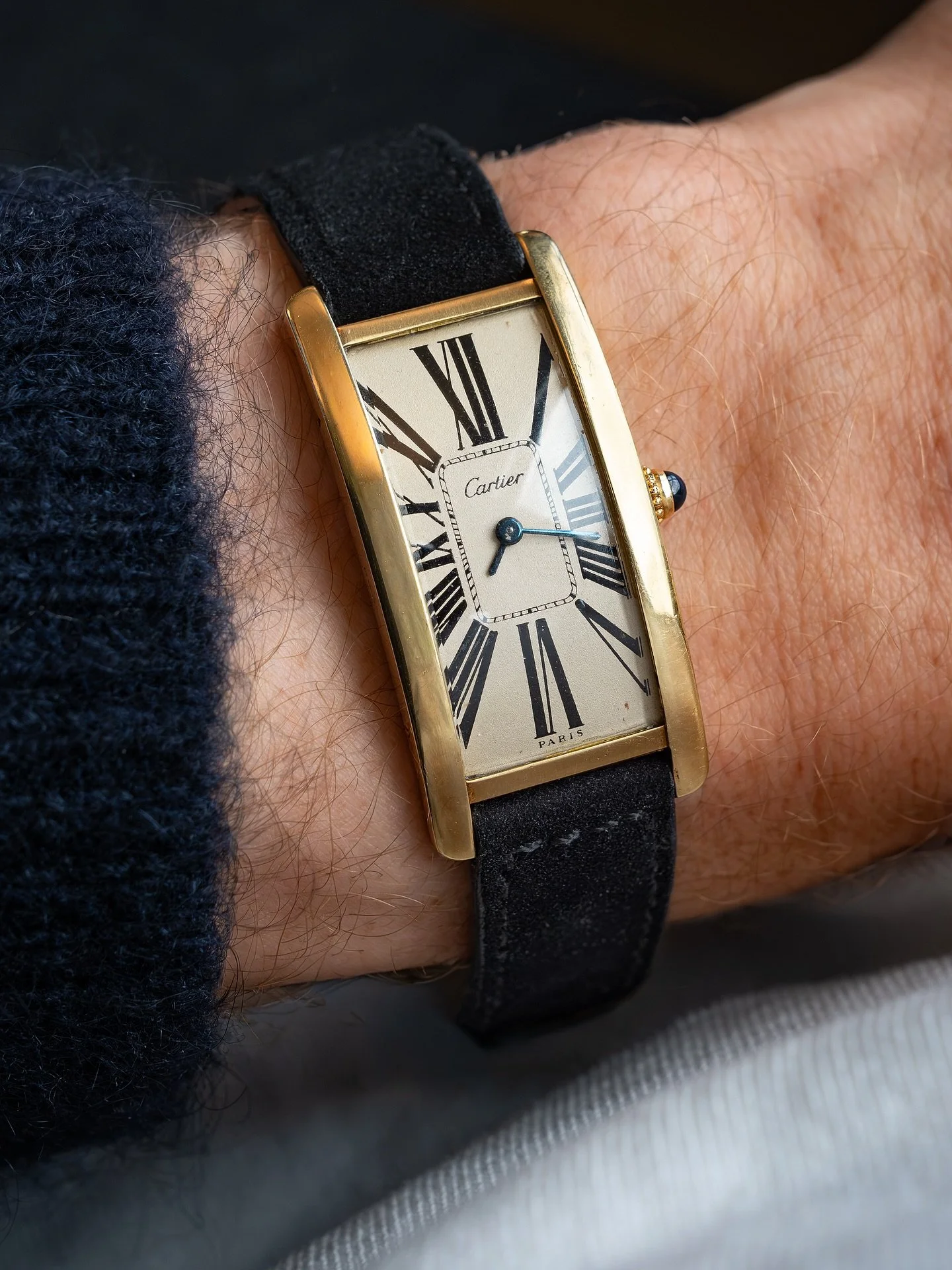 You may have seen a recent reel with @secretdiaryofawatchgirl and myself discussing the most important rectangular watches. With the selection on the table at the time, I had the Reverso in P1, but had a Cartier been present, and specifically a Cintr