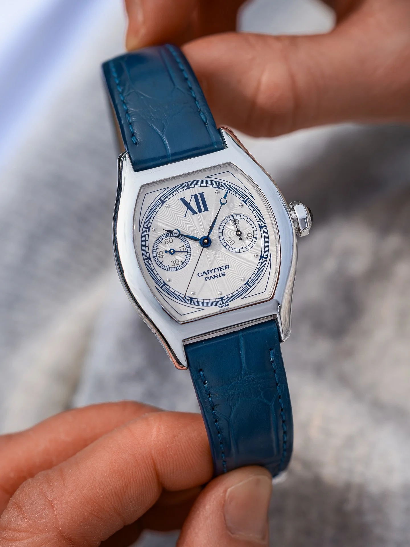 A seriously killer dial on the Cartier CPCP Monopoussoir Chronograph 2396 that only gets better the more you look. 

I think we need more playful twists on numeral sizes and blue printing instead of just black.

Shot for @watchbrotherslondon 💥

@car