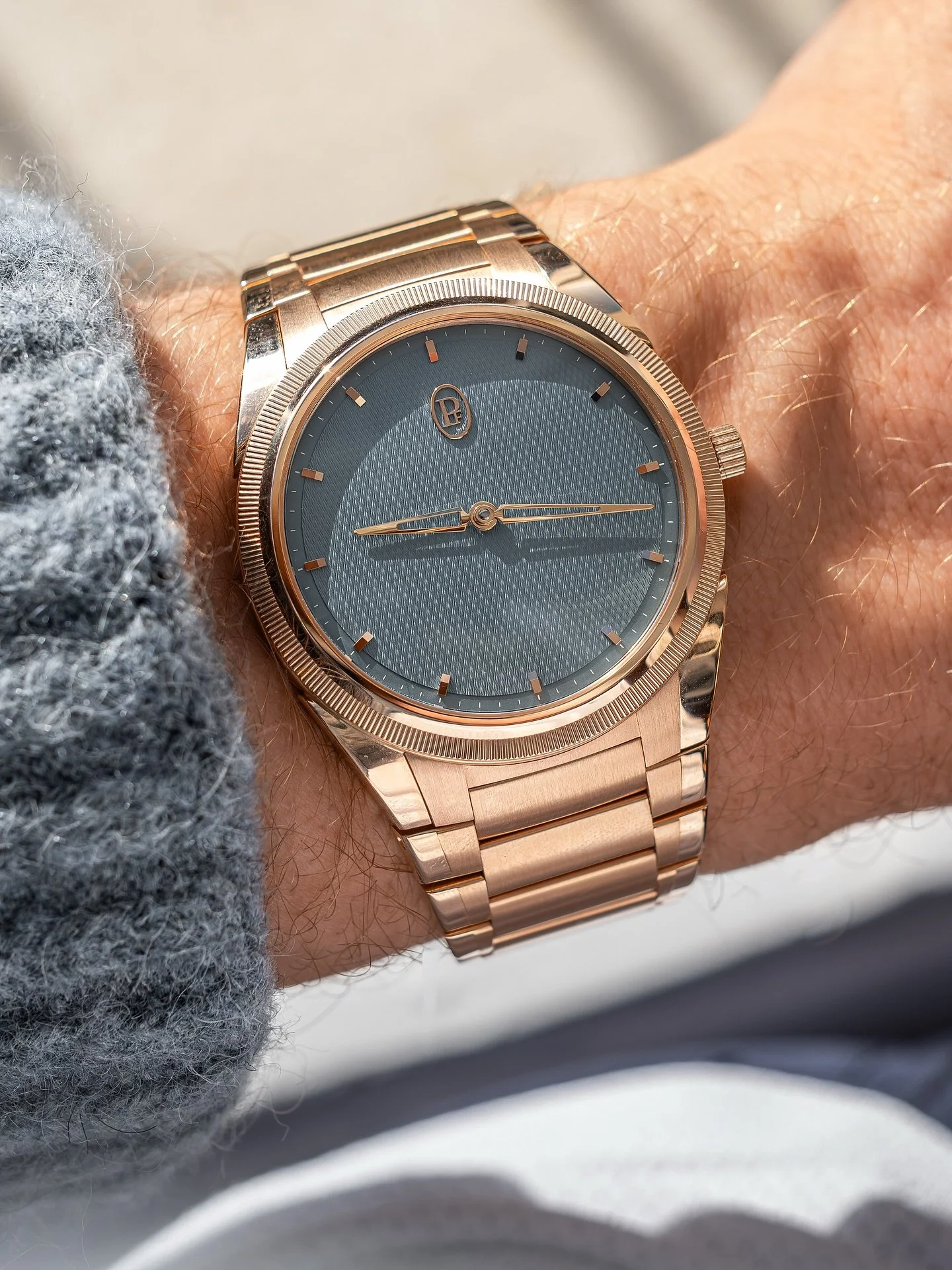 The Tonda PF Agave Blue, particularly in rose gold, is a hell of a thing on the wrist. Thin, comfortable, yet with a mega presence, the level of coherence in its build is tough to beat within the integrated bracelet world. 

@parmigianifleurier