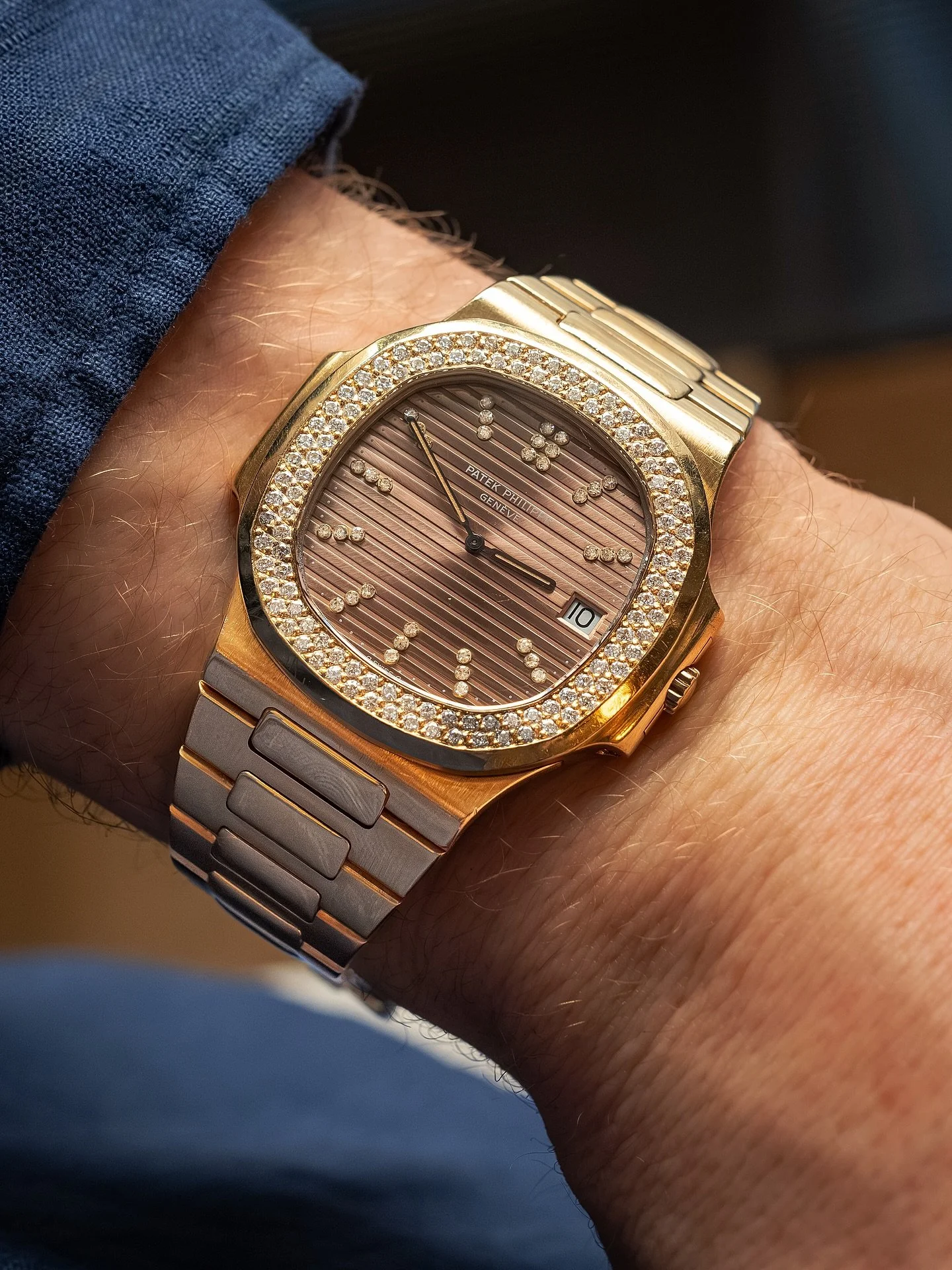 A few funky highlights from @antiquorum at this upcoming May auction including:

Lot 285: A previously unknown piece unique Patek 3700 in pink on pink configuration featuring diamonds on the bezel and dial, including an extract from the archive.

Est