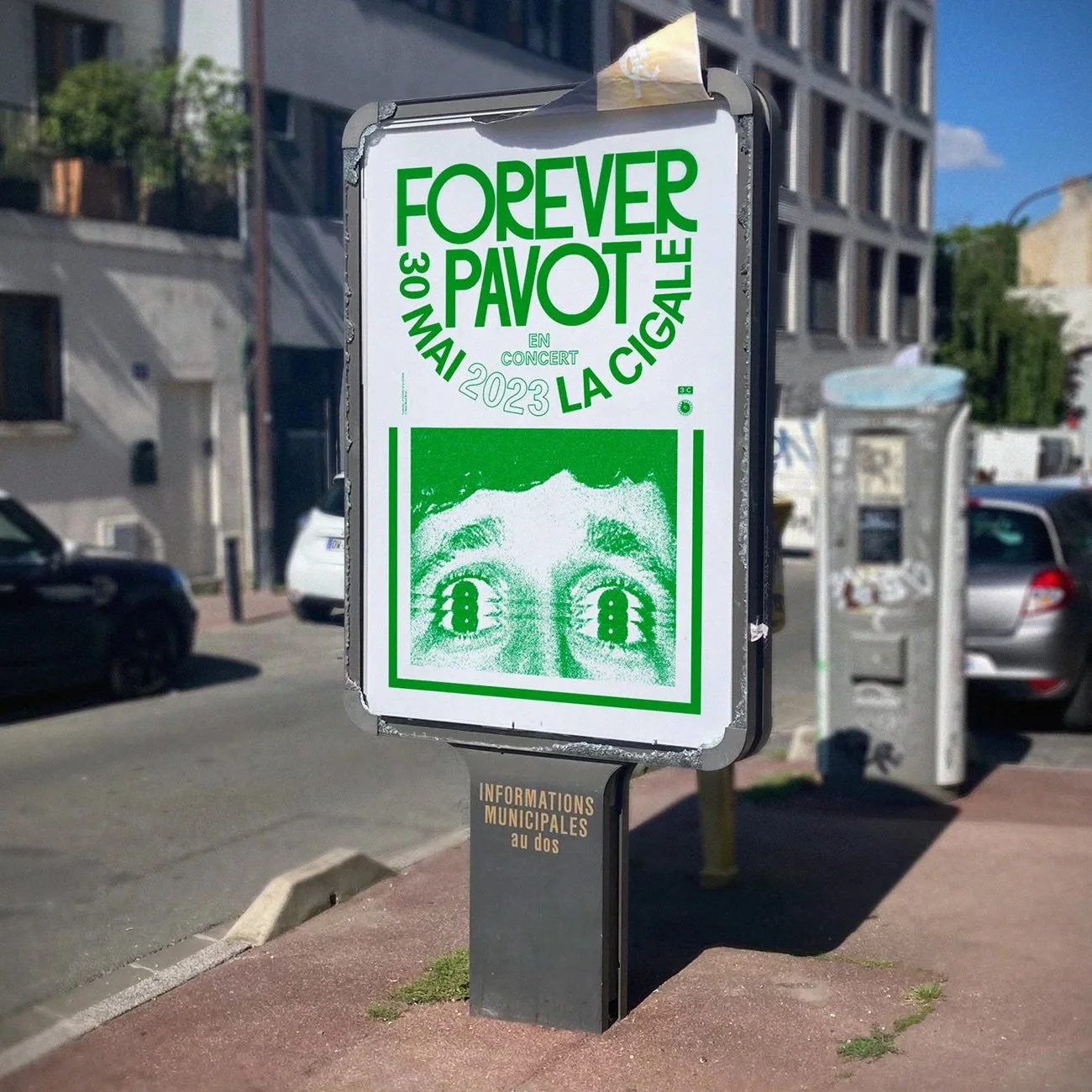 Affiche publicitaire en vert et blanc annonçant un concert de Forever Pavot à La Cigale le 30 mai 2023, avec une image d'une personne dont les yeux sont remplacés par des clics d'appareil photo et un regard curieux.