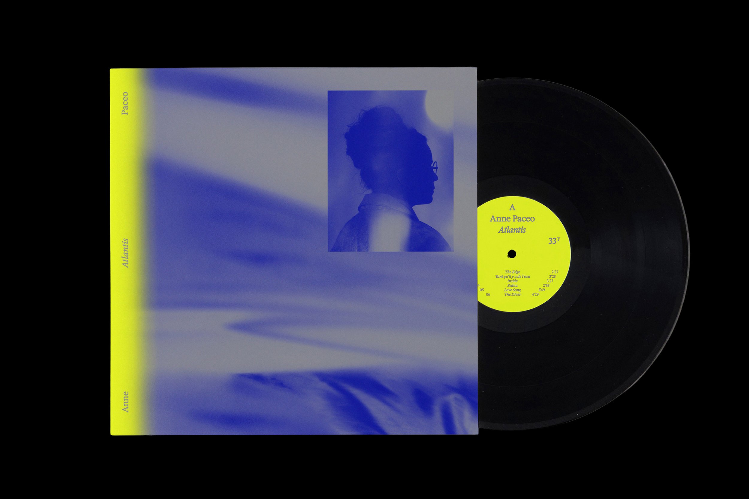 Couverture vinyle d'un album d'Anne Paceo intitulé Atlantis, avec une silhouette d'une femme en profil en bleu et un cercle jaune avec la liste des chansons. Design par Rémy Poncet, signé Brest Brest Brest