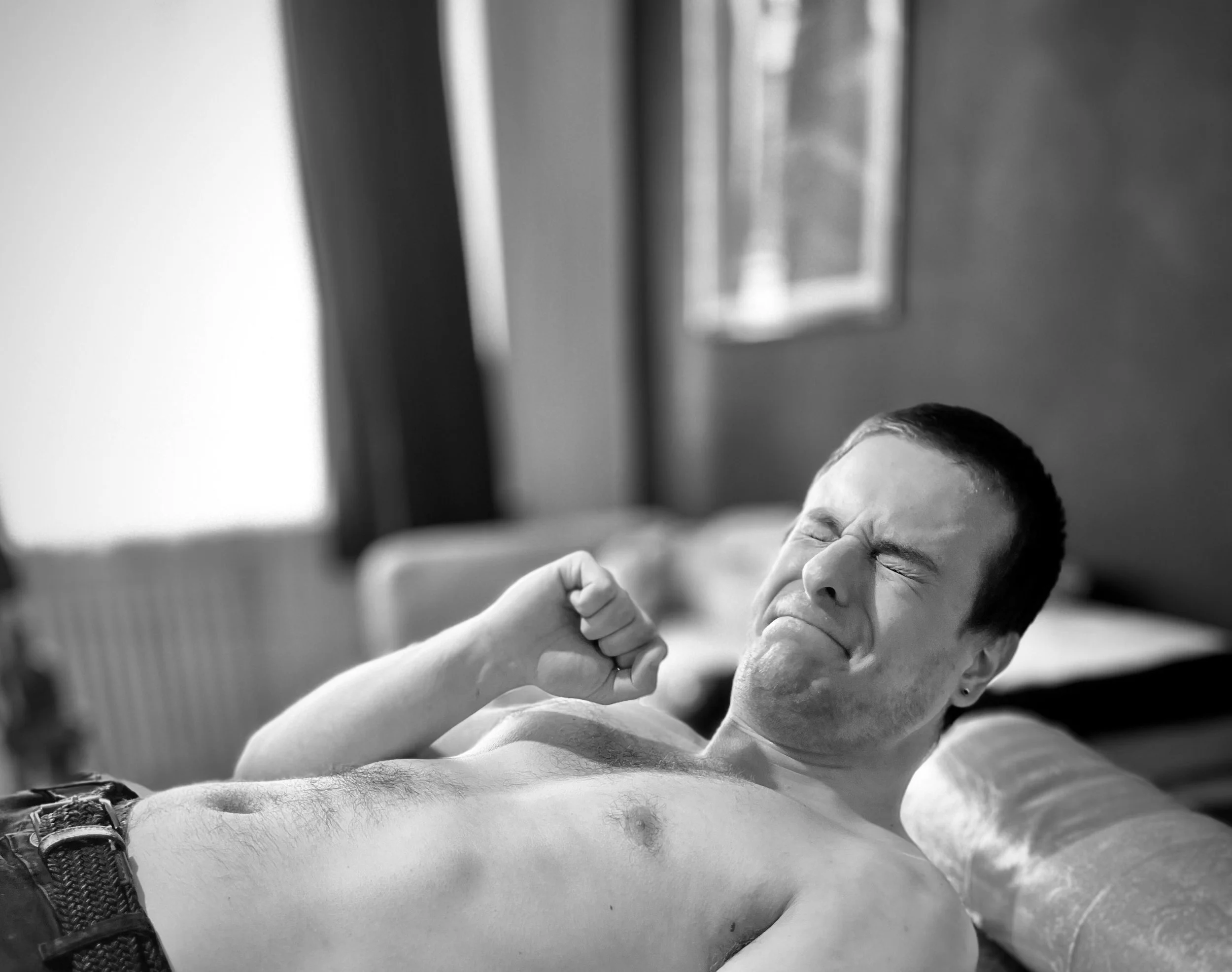 L'art du point- dot work tattoo- douleur tatouage.
Beaucoup la ressentent, certains la contiennent, et d'autres sont beaucoup plus expressifs..