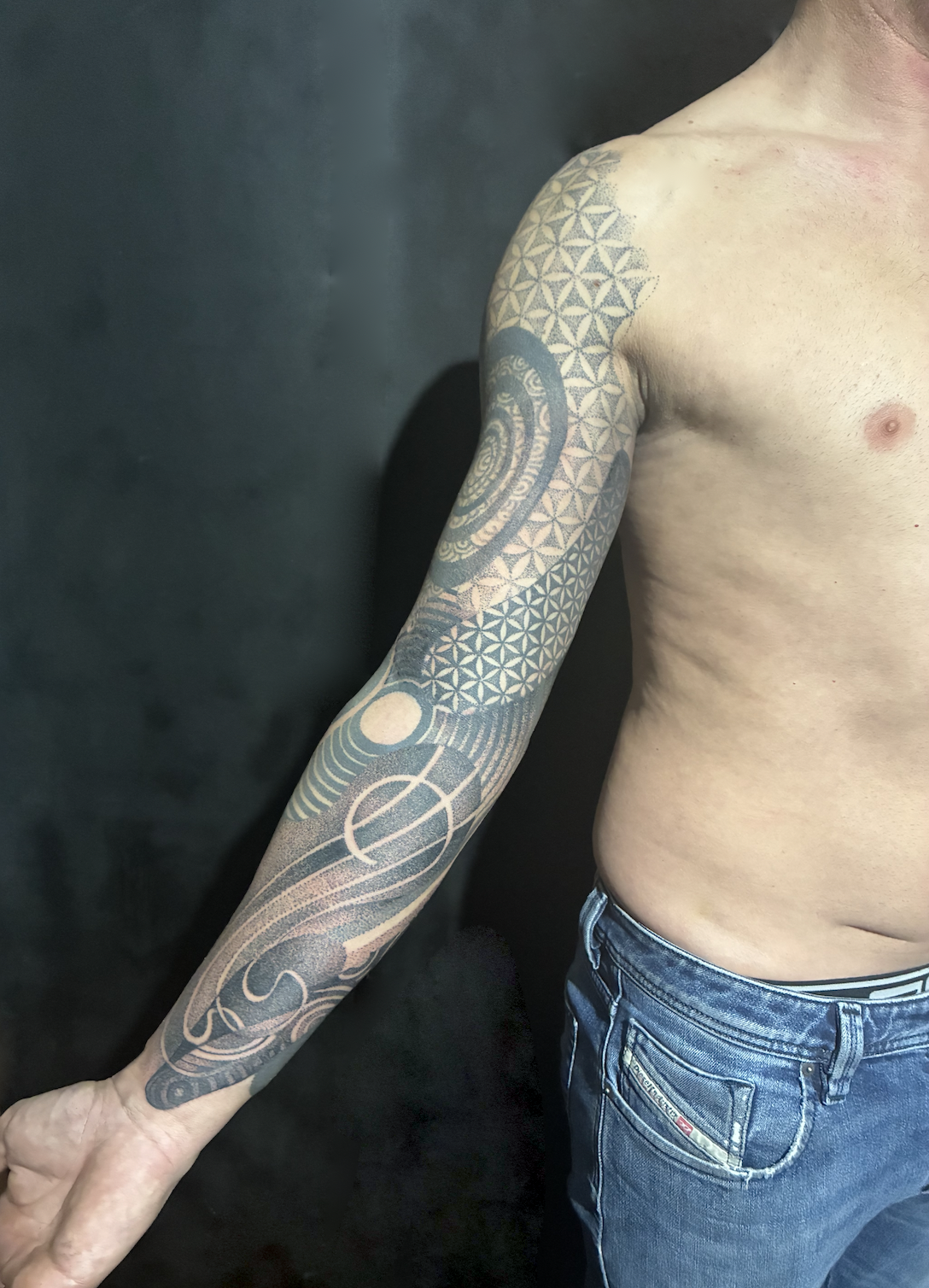 Tatouage homme full sleeve géométrique full couleur
Tattoo.       Tattoos
Tatouage.        Tatouages
L'art du point
L'Art du point
Sky, de l'art du point  
dot work tattoo artist   dotwork tattoo artist. Tatouage Belgique         Graphic tattoo belgi