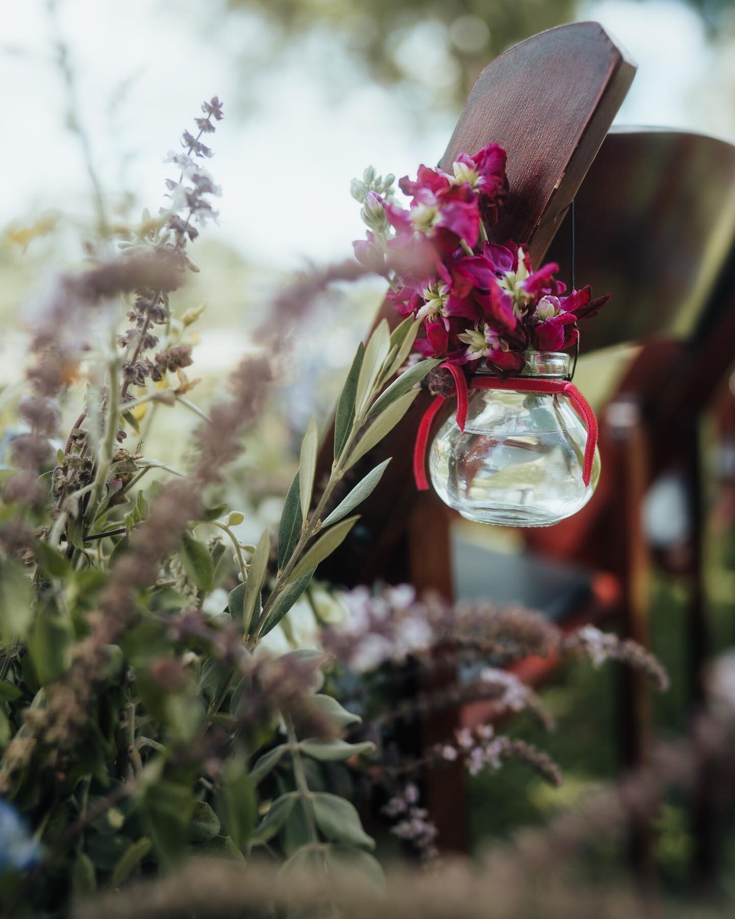 Could not believe how gorgeous this setup was @fiorelliwineryandvineyard ! A couple especially pretty details&mdash;congrats Tessa and Jesse on a day full of love and beauty! 😍🌼🌻💐

#sarasotaweddingphotographer #weddingdetails #weddingflowers #wed