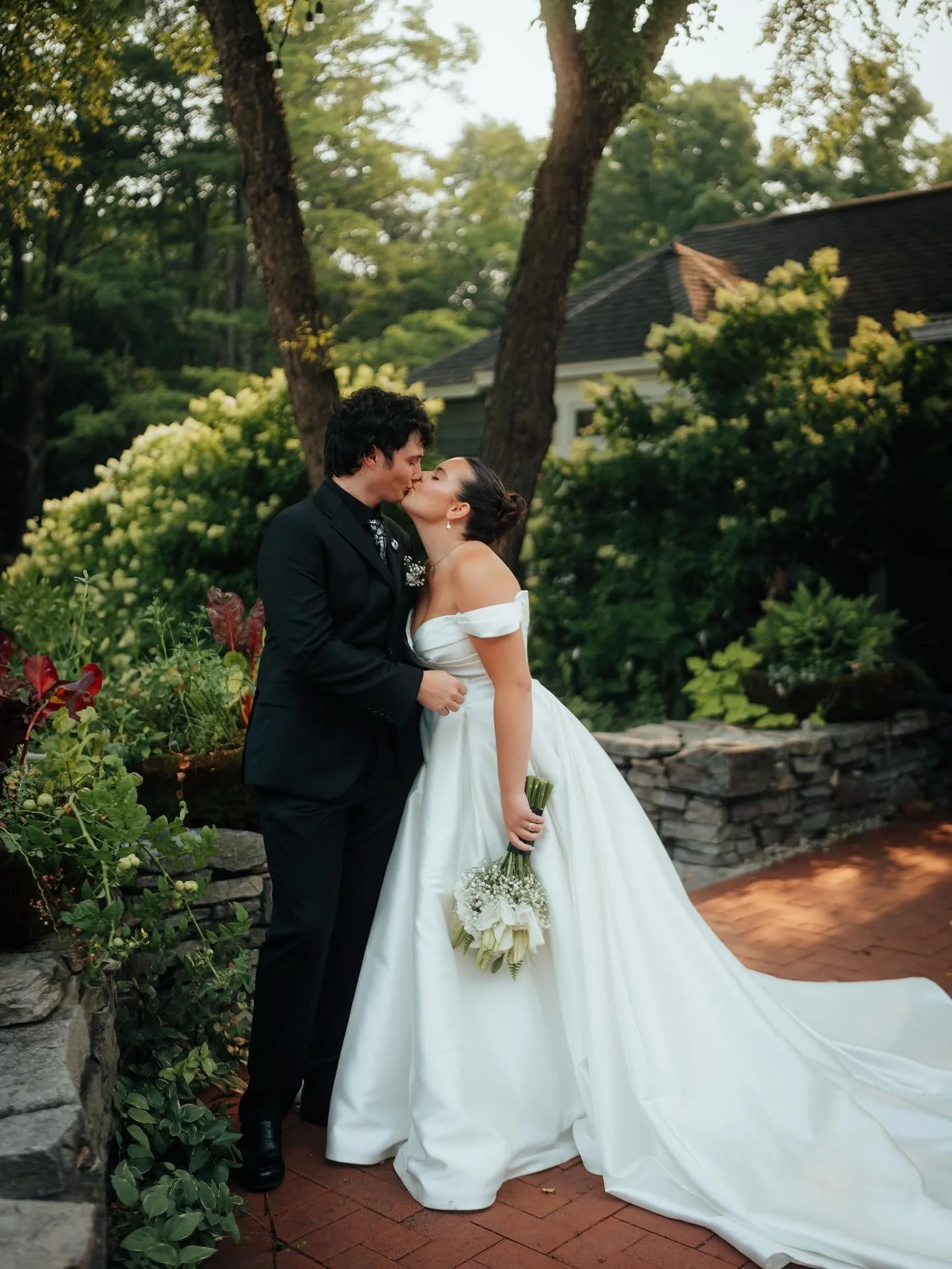 Part 1 of some favorite previews from Greer and Kaden&rsquo;s beautiful lakeside wedding in Northern Michigan ❤️

#miweddingphotographer #charlevoixmichiganwedding #traversecityweddingphotographer  #ncweddingphotographer #weddingphotography #greenwed