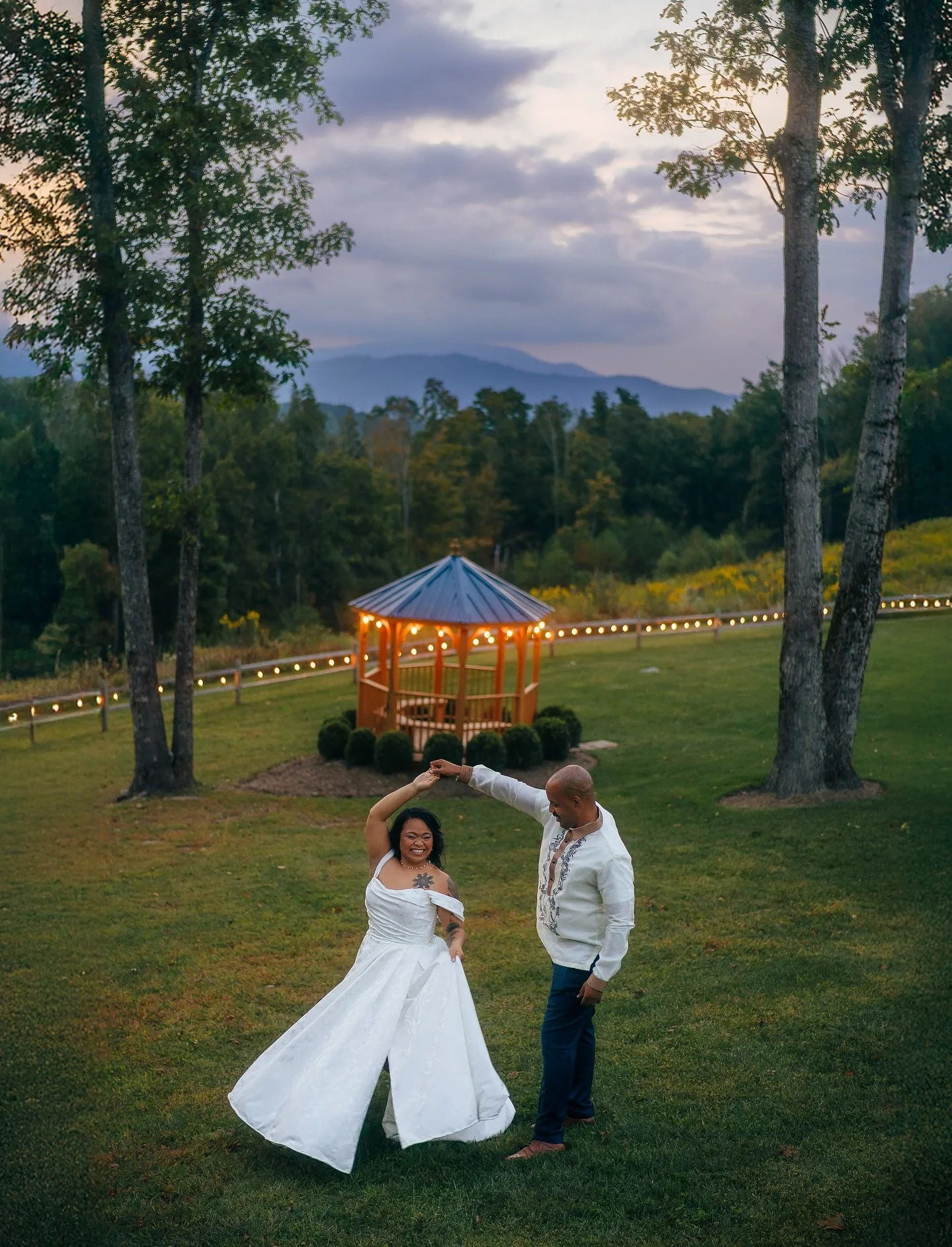 Scenes from a perfect September&rsquo;s day at @appalachianview 🍂 Many congrats again Lauren &amp; Blake!! ☺️ 
.
.
.
#AppalachianView #HighCountryWeddings #GrandfatherMountain #NorthCarolinaWedding #WNCWeddings #WNCWeddingVenue #NCWeddingVenue #High