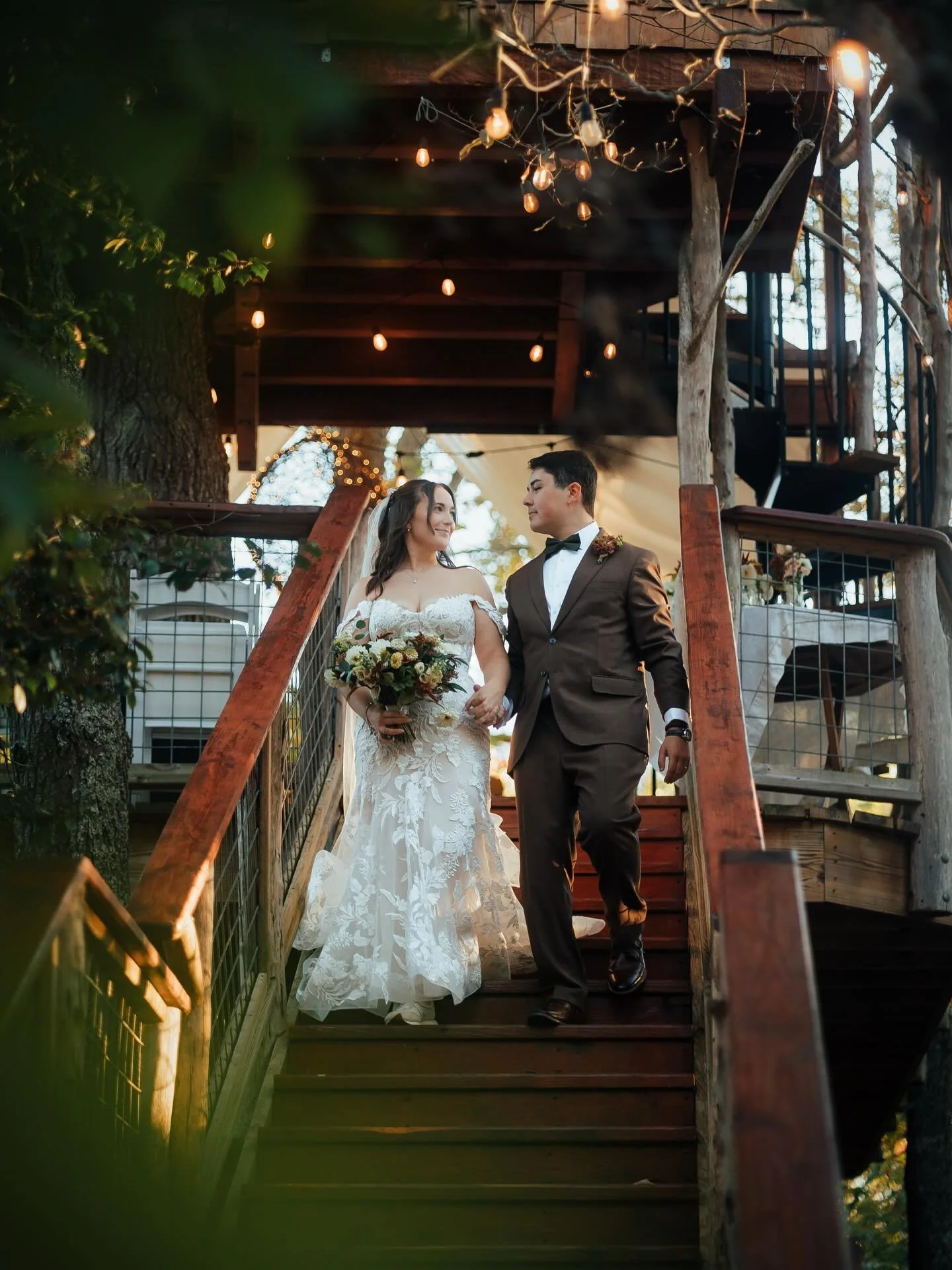 Aspen and Joshua&rsquo;s tree fort wedding @junebug_asheville ! So beautiful and so fun, and one of way too many we&rsquo;ve been sitting on posting! So thankful for a busy season full of sweet couples ❤️

#ncwedding #ashevilleweddingphotographer #sc