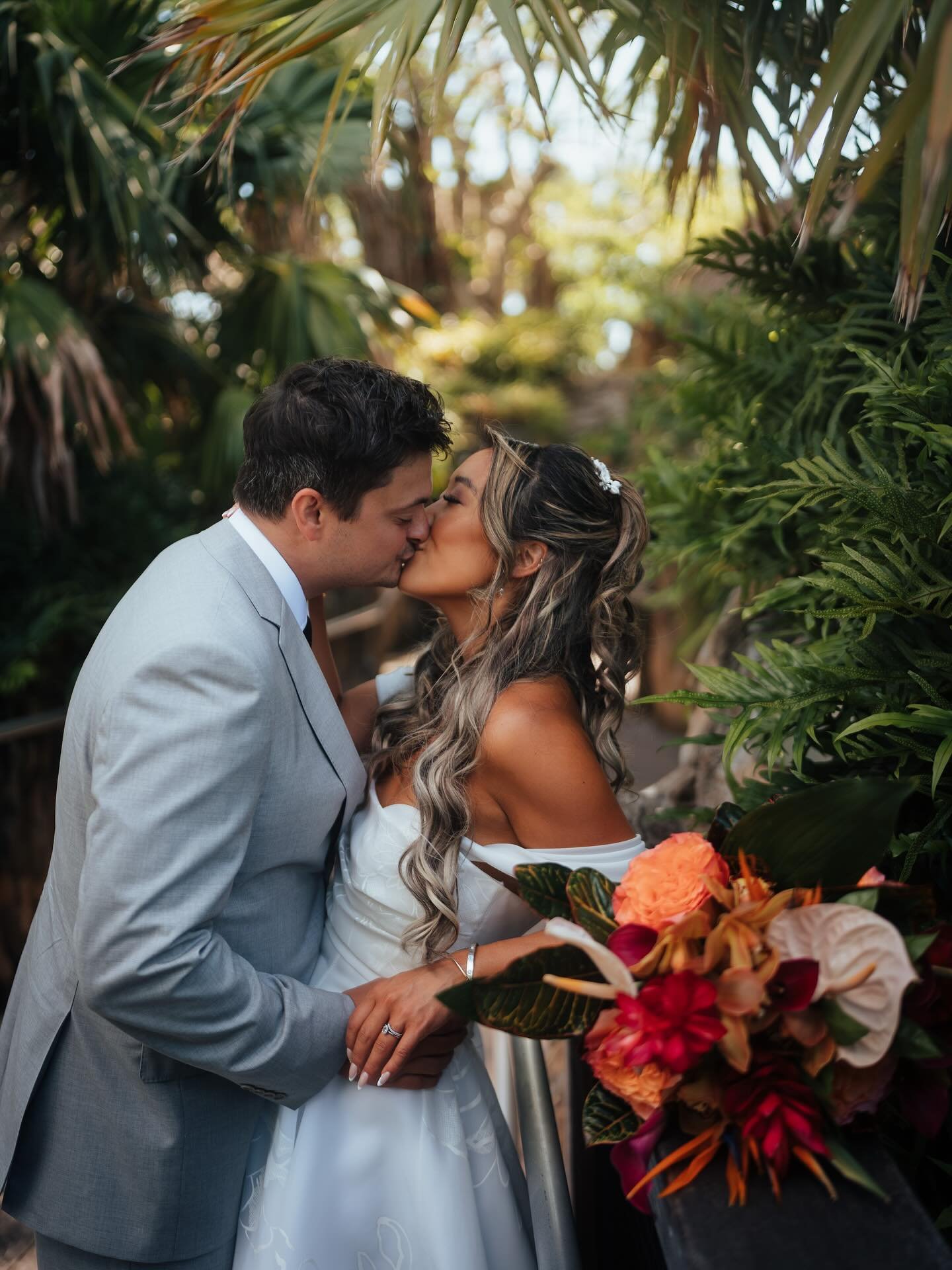 Tina &amp; Drew 💕🌺🌴 A few favorite sneaks from this gorgeous @selbygardens wedding coordinated by the talented team at @mkenealyevents 😍 Happy Florida Fall!

#flwedding #flweddingphotographer #tropicalwedding #gardenwedding #sarasotaweddingphotog