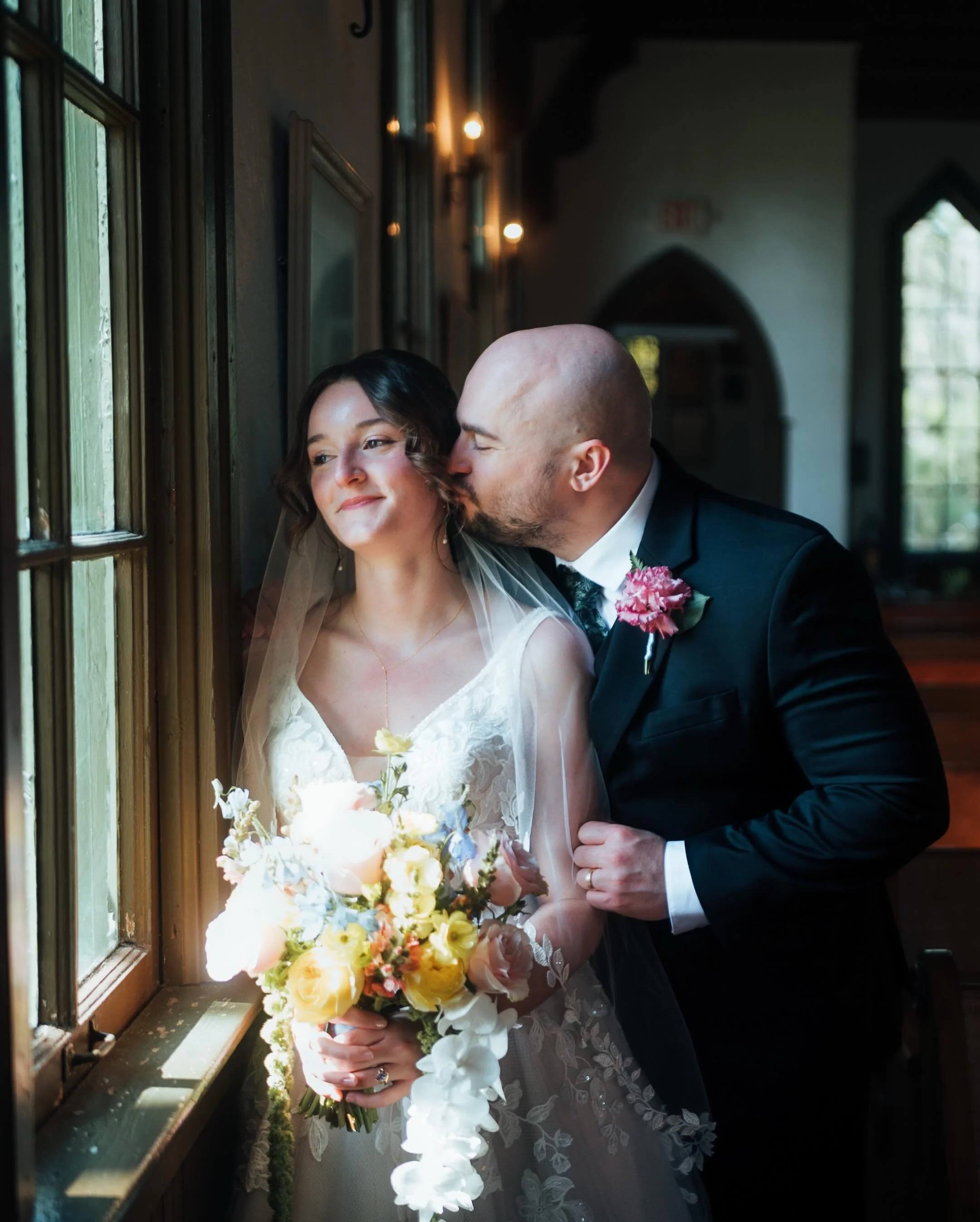 Madison &amp; Nick 💐💕 Some favorite sneaks from this beautiful ceremony at @andrewsmemorial.chapel 

Dunedin Florida historic chapel spring wedding photo sneaks

#flweddingphotographer #tampaweddingphotographer #ashevilleweddingphotographer #traver