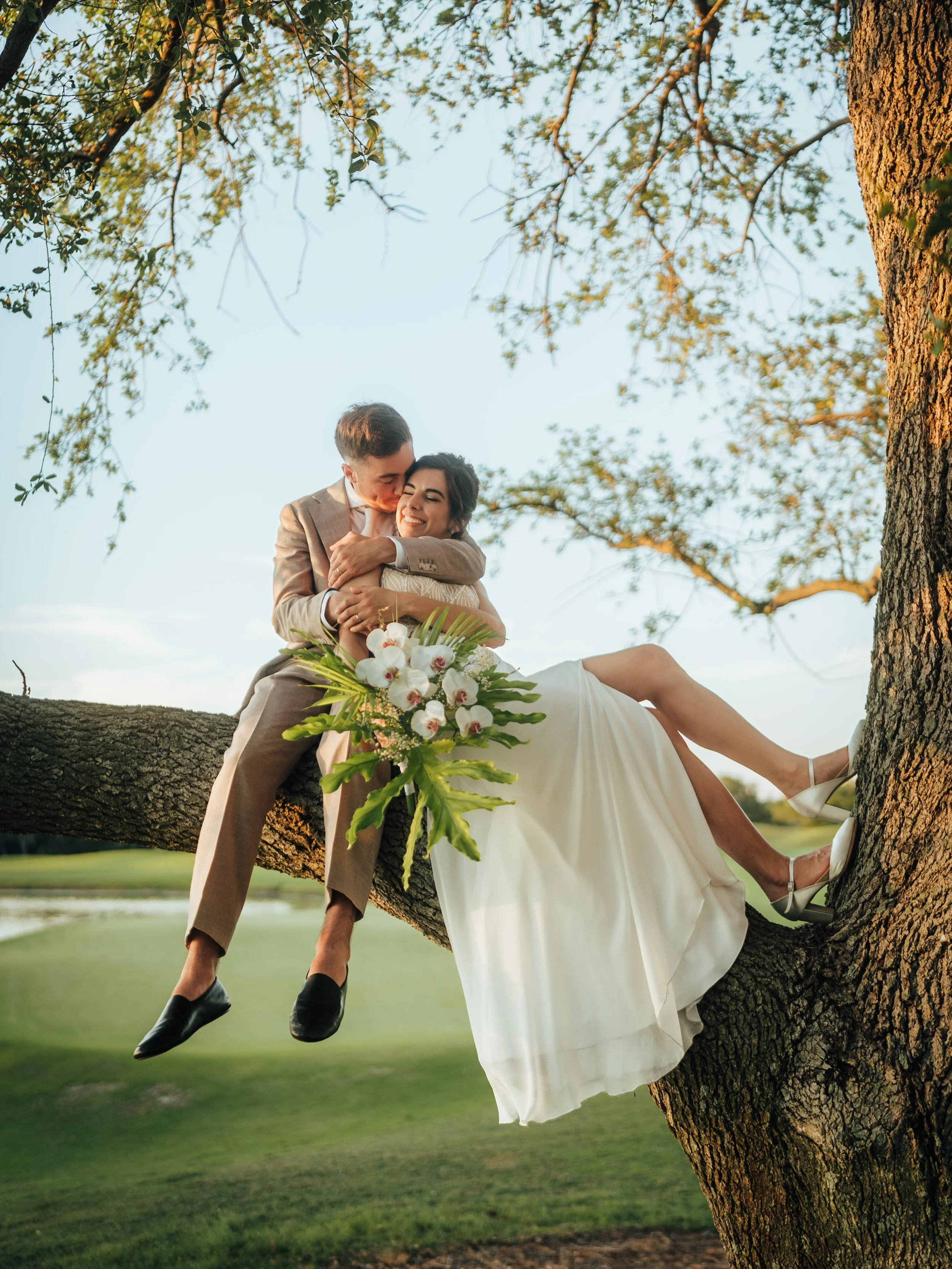 Some favorites from Victoria and Will&rsquo;s @theoaksclub wedding 💛😍

Country club wedding Sarasota Florida

#flweddingphotographer #sarasotawedding #northcarolinaweddingphotographer #countryclubwedding