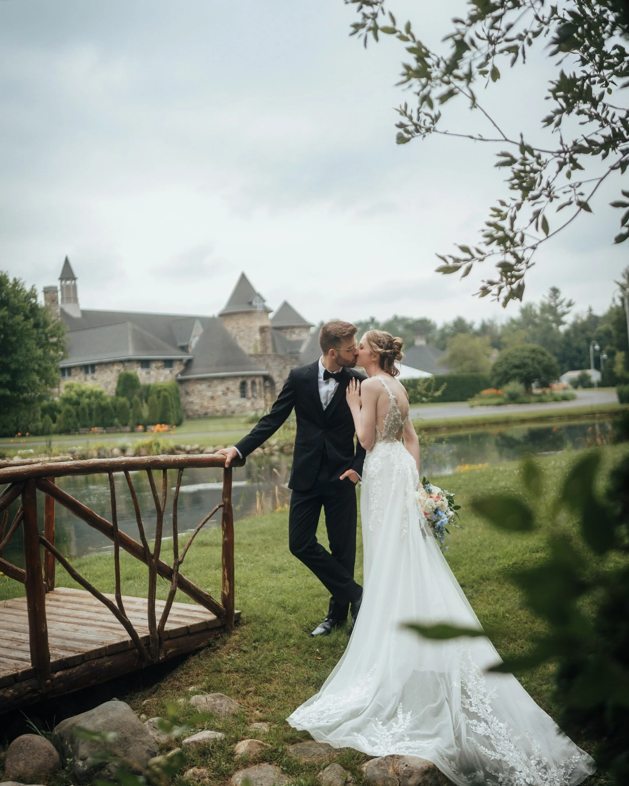 Swipe for the levitating groom! The wildfire smoke cleared just in time for Jenna and Patrick to have the prettiest, happiest day at @castlefarms.weddings 😍

Northern Michigan wedding at Castle Farms in Charlevoix | Michigan wedding photographer | C