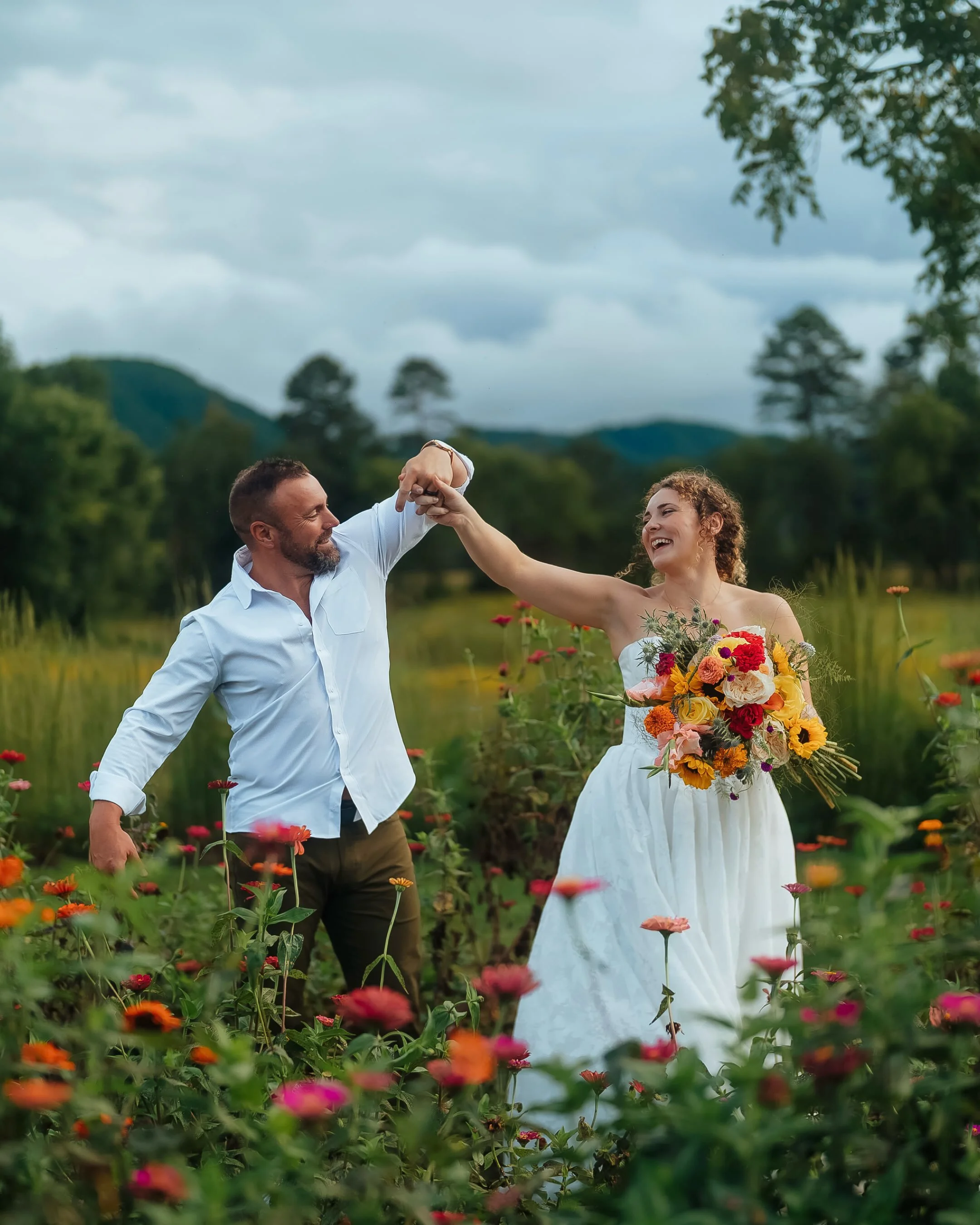 Liz &amp; PJ at @deerwoodereserve ! Thanks @davidwrightevents for bring together such a joyful day ❤️

Brevard wedding photographer | North Carolina mountain wedding 

#ashevilleweddingphotographer #ncweddingphotographer #rusticweddings #flweddingpho