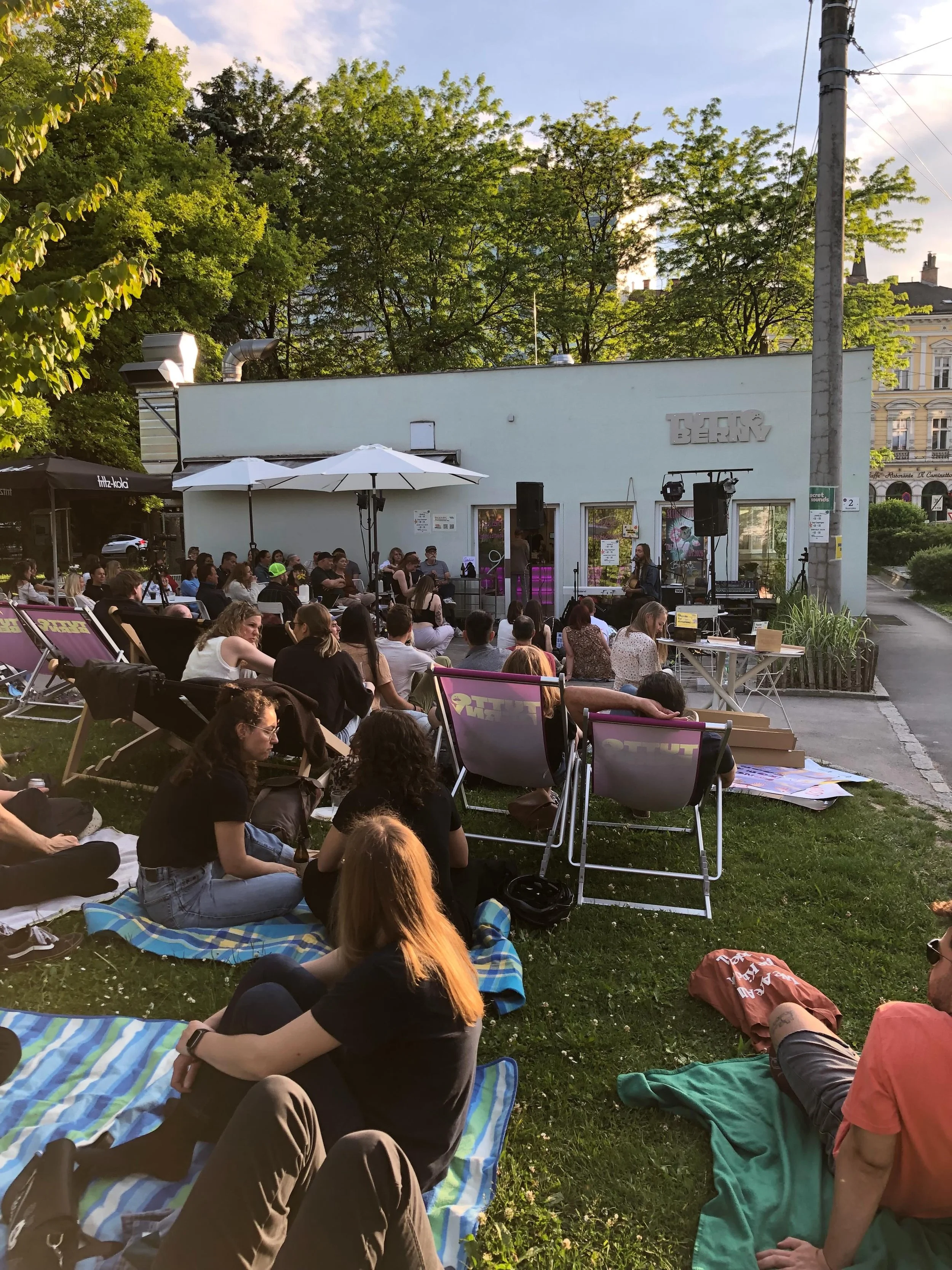 Danke @secretsounds.linz f&uuml;r die Einladung im @tutto_berny euch unsere Musik vorzustellen.
Gr&uuml;&szlig;e gehen auch raus an @sozialverein_b37 

Bis hoffentlich bald 🧡

#openair #konzert #linz #secretsounds #besteswetter