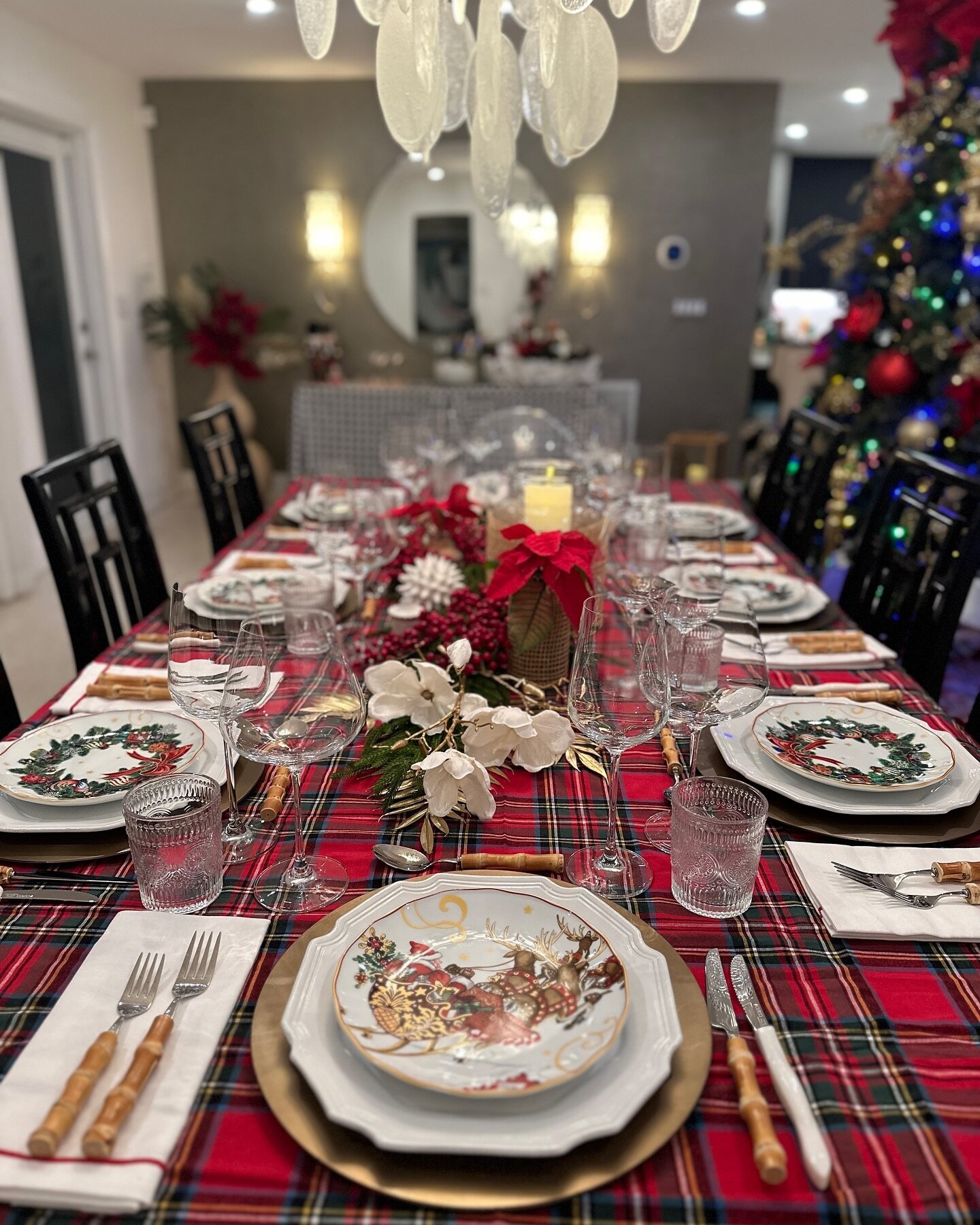 Let the festivities begin!  We love a pretty, creative, christmassy table 🎅🏻❤️

#kerifeeneyhome #interiordesign  #interiordesigner #floridadesign #floridaliving #coastaldesign
#designflorida #interiordecor #interiors #christmastablesetting #tablese