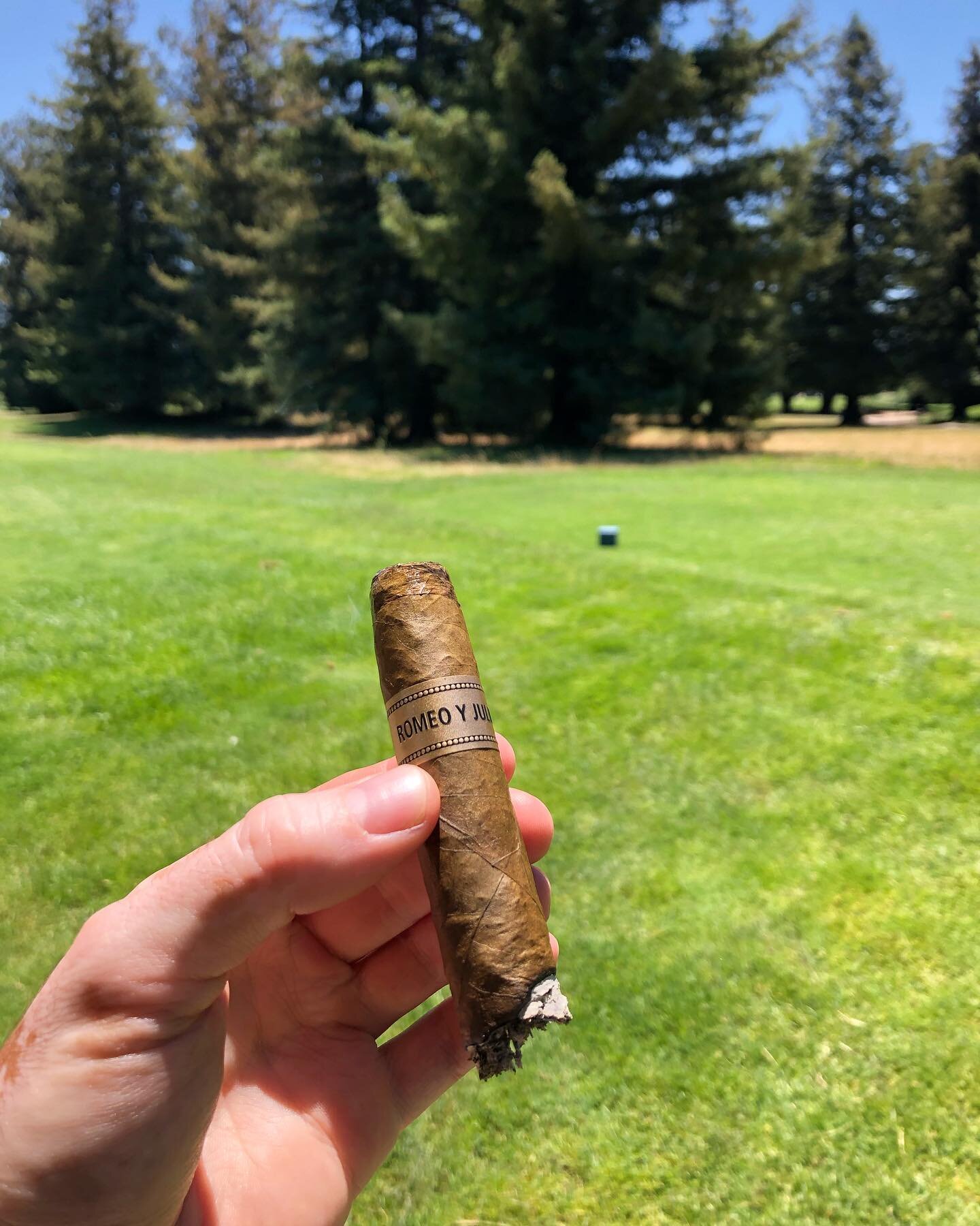 Stepped out of the office #golf #cigar #romeoyjulieta #rothchilde #links #miguelangeljimenez