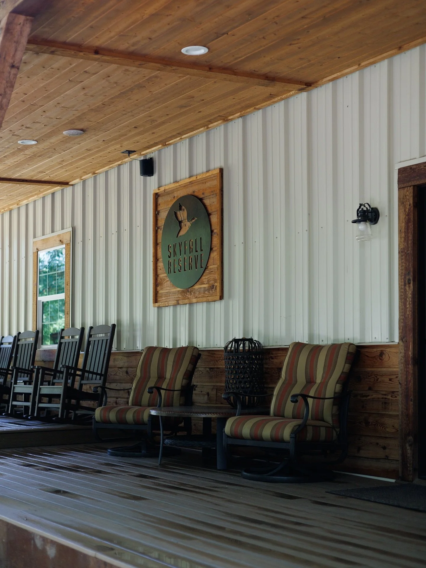 This isn’t a fancy hotel in camo. This is a hard-earned getaway for guys who like their mornings cold, their boots muddy, and their birds in hand by 9 a.m.
📸 @ada.rey