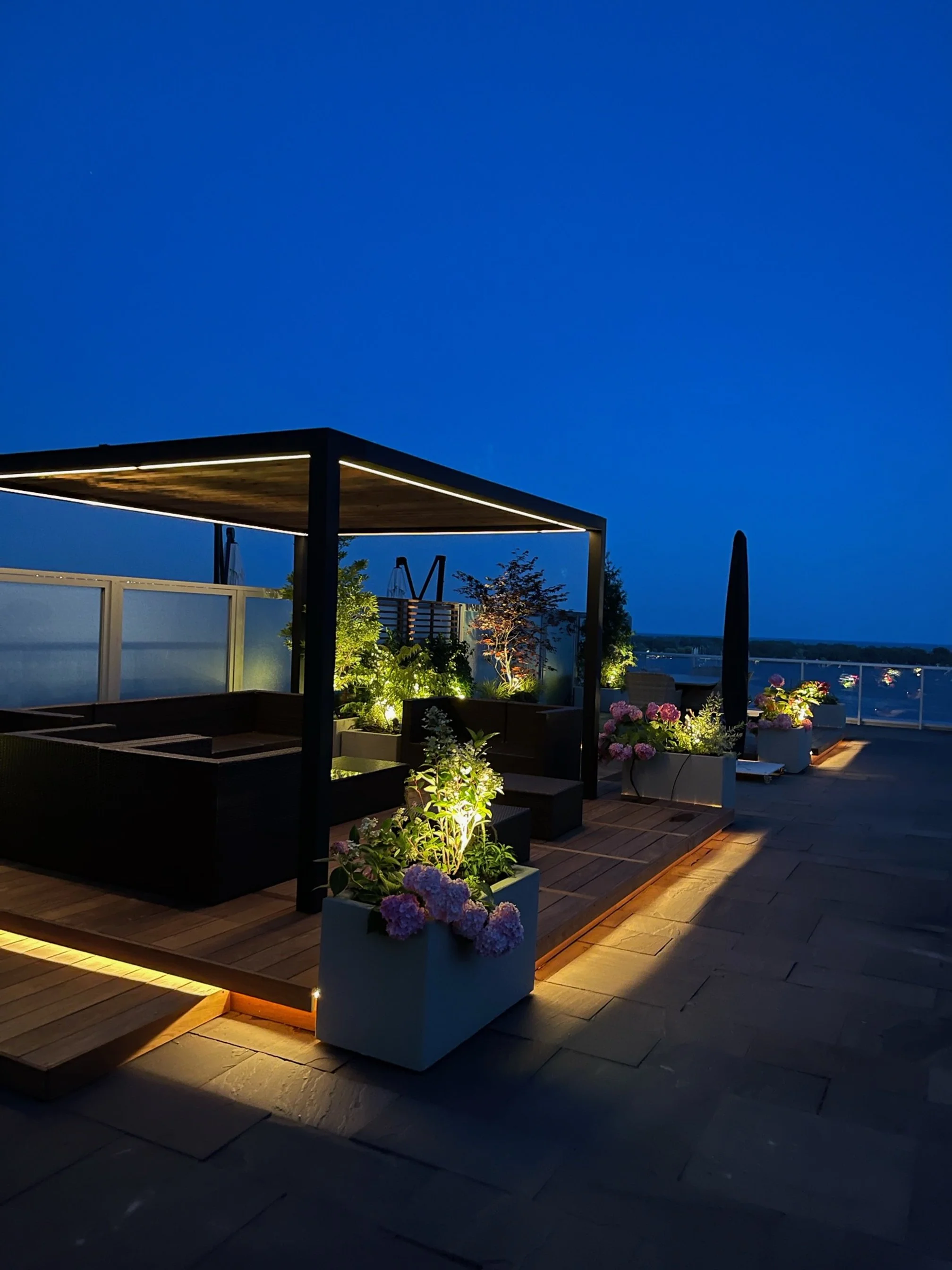 BOX_DESIGN_queens_quay2_custom_rooftop_design_pergola_landscape_led_lighting_toronto_01.jpeg
