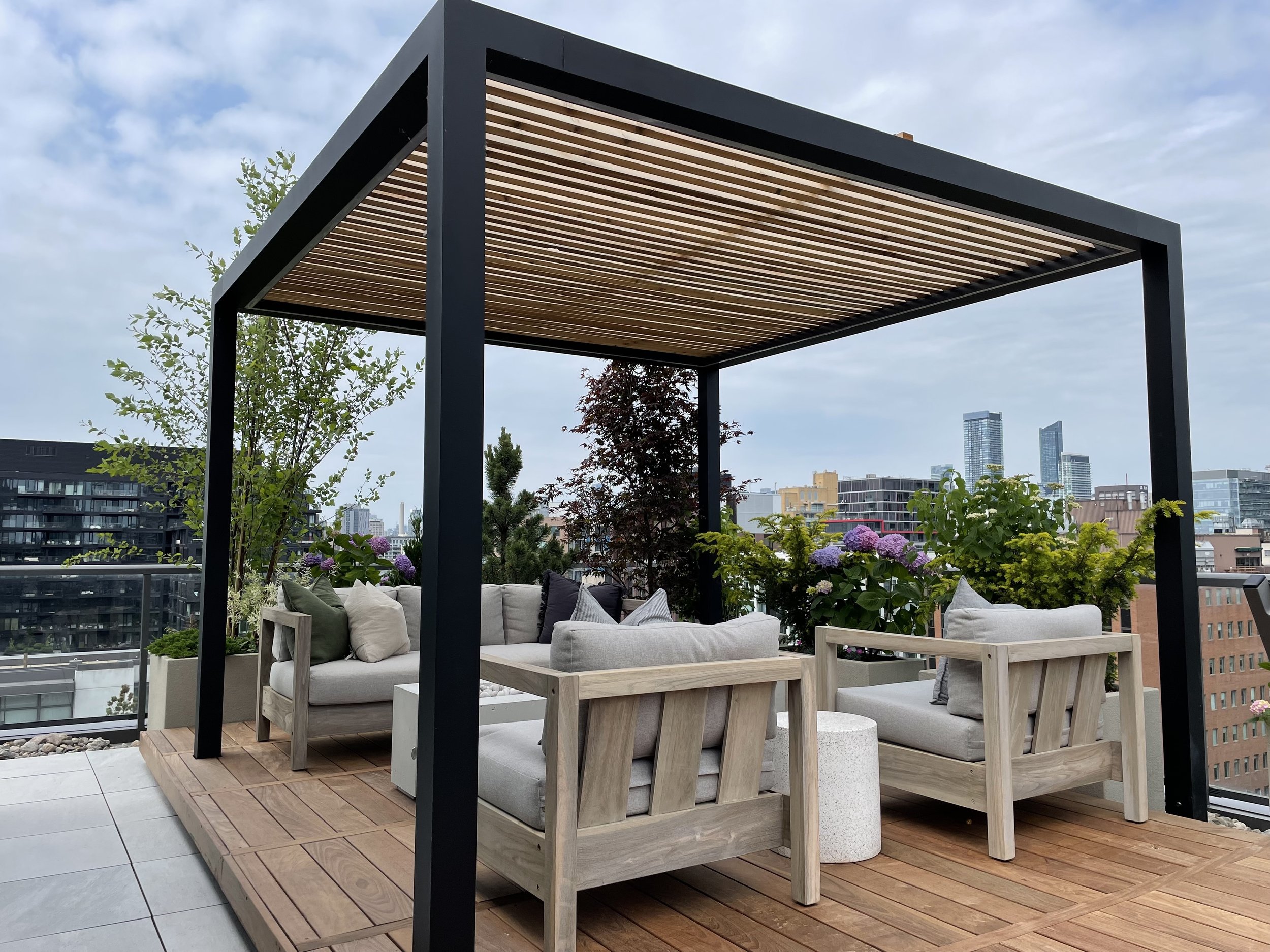 BOX_DESIGN_kingwest5_terrace_design_build_rooftop_installation_custom_pergola_04.jpg