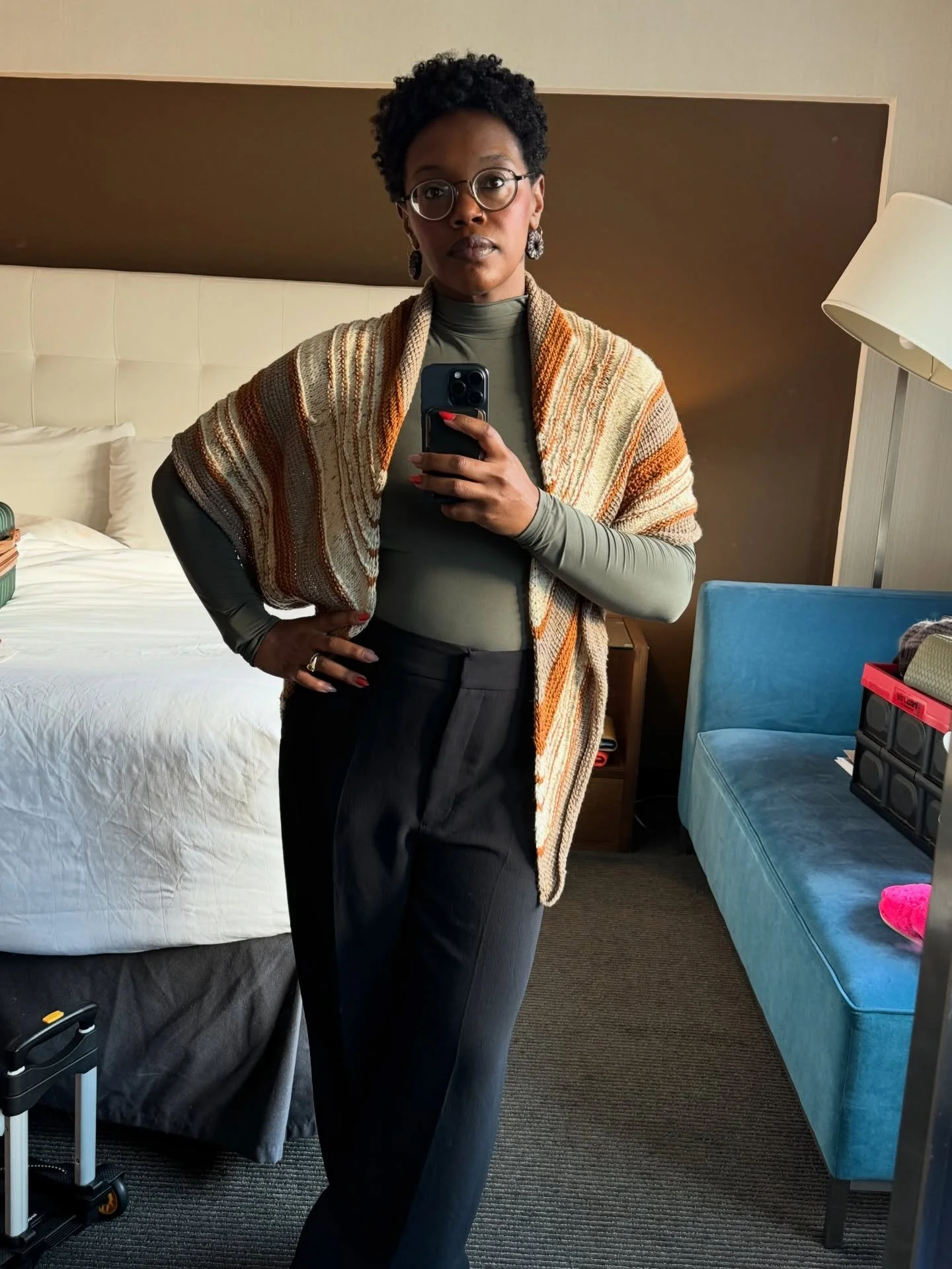 My final teacher fit for @redalderfiberarts showed off my Despite shawl by @detroitknots. I tested this pattern waaaayy back in the day and it continues to be one of my favorite shawls of all time. It was the perfect way to end my weekend, considerin