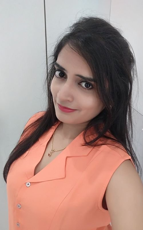 Vaishnavi Indiresh of tangled.in.yarn smiling in a peach sleeveless blouse