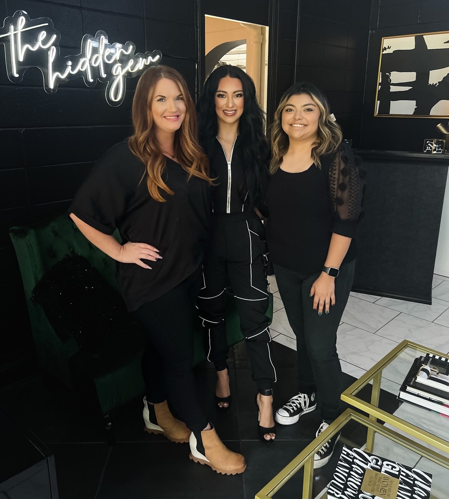 Our @onyx.thesalon clients are some AMAZING Women..but today we want to give a special shout out to this one! ✨

She is beautiful, smart, and seriously has the kindest heart.  I know Longview is proud to have you representing us. 🖤

@frannylolo Good