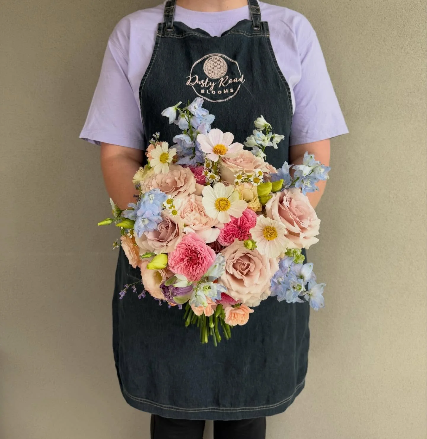 A moment for these delightful, colourful bouquets 💗