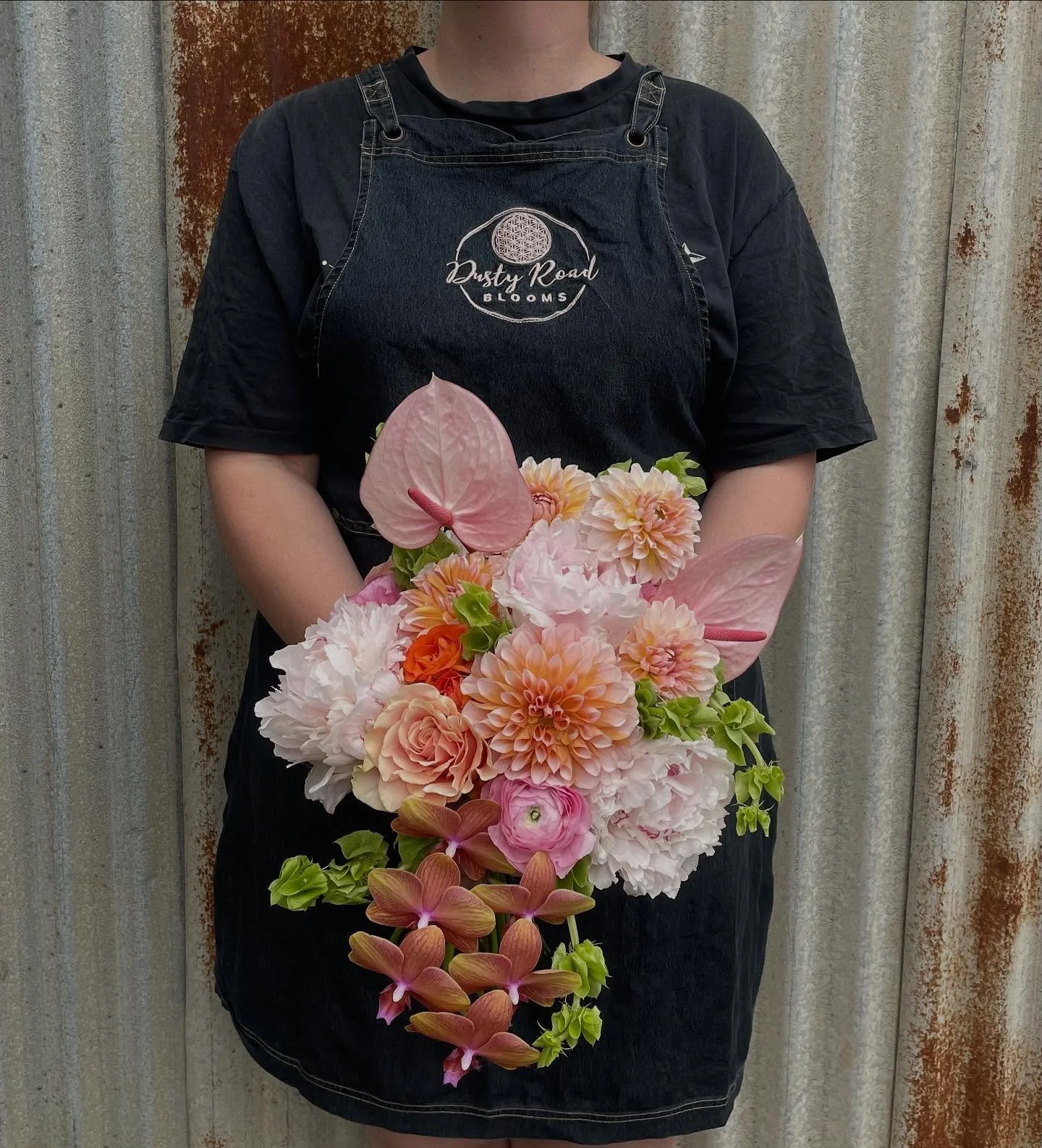 N &amp; M 💘 Perfect timing for some pretty amazing blooms to be featured&hellip; Peonies, Dahlias, Ranunculus, Anthuriums and many more 😍
Absolutely adored creating these wedding florals for my lovely friends, beautiful day to be a part of!