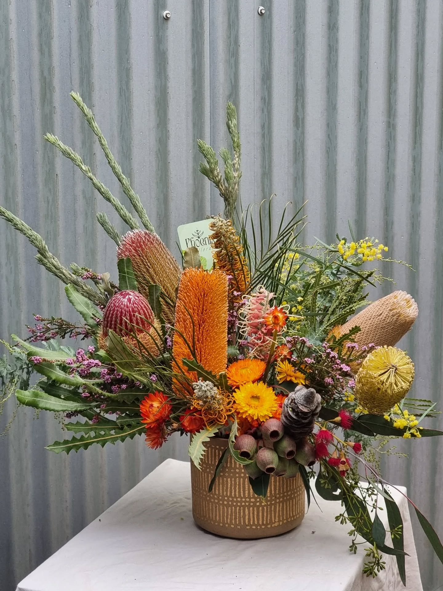 WA wildflower arrangement to make @lukepritchardtattoo booth pretty this weekend at @goldenhandtattooconvention 🌼

#westernaustralianflora #wildflowerlovers #perthflorist #perthflowers #nativeflowers