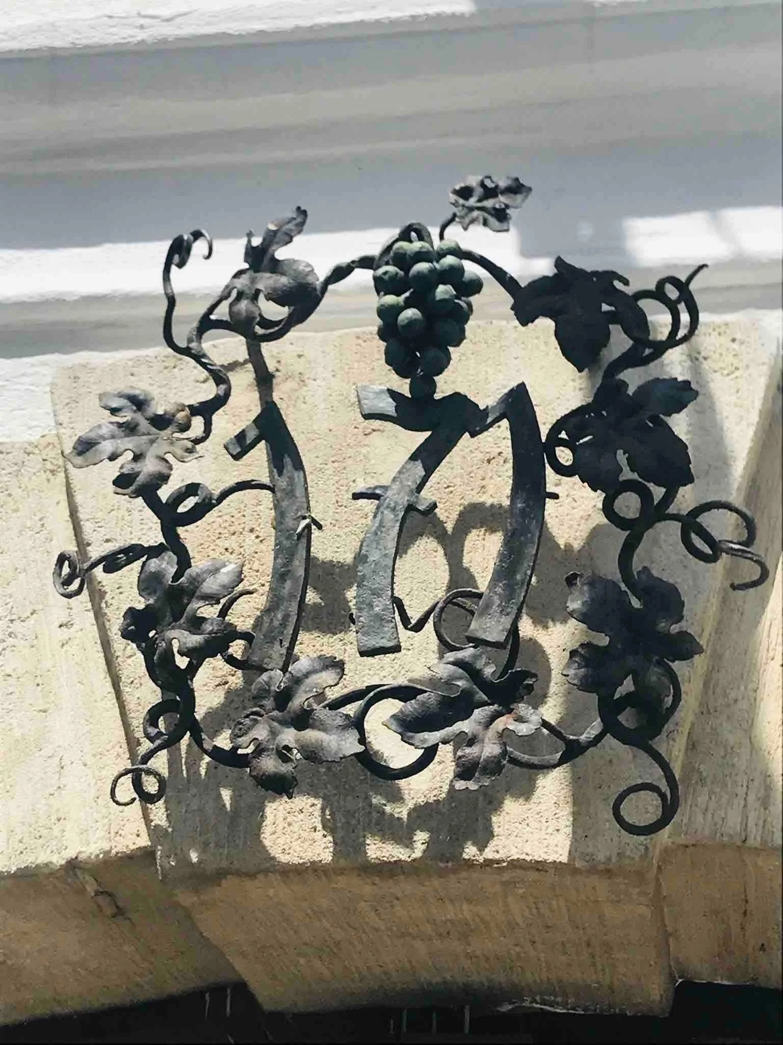 Historisches Stagård-Wappen am Lesehof in Krems-Stein
