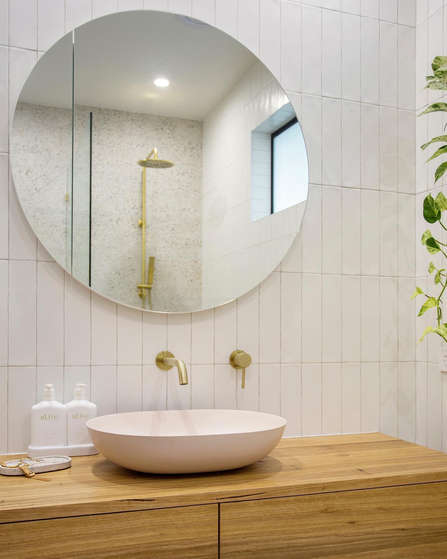 Whites, Timber, Brass &amp; a touch of pink. 

&bull;Ensuite Reno Revesby

@highgrovebathrooms 
@abiinteriors 
@beaumont.tiles 
@thebluespace 

#bathroom #bathroomrenovation #bathroomdesign #buildersaustralia #build #sydneybuilder #abiinteriors #tile