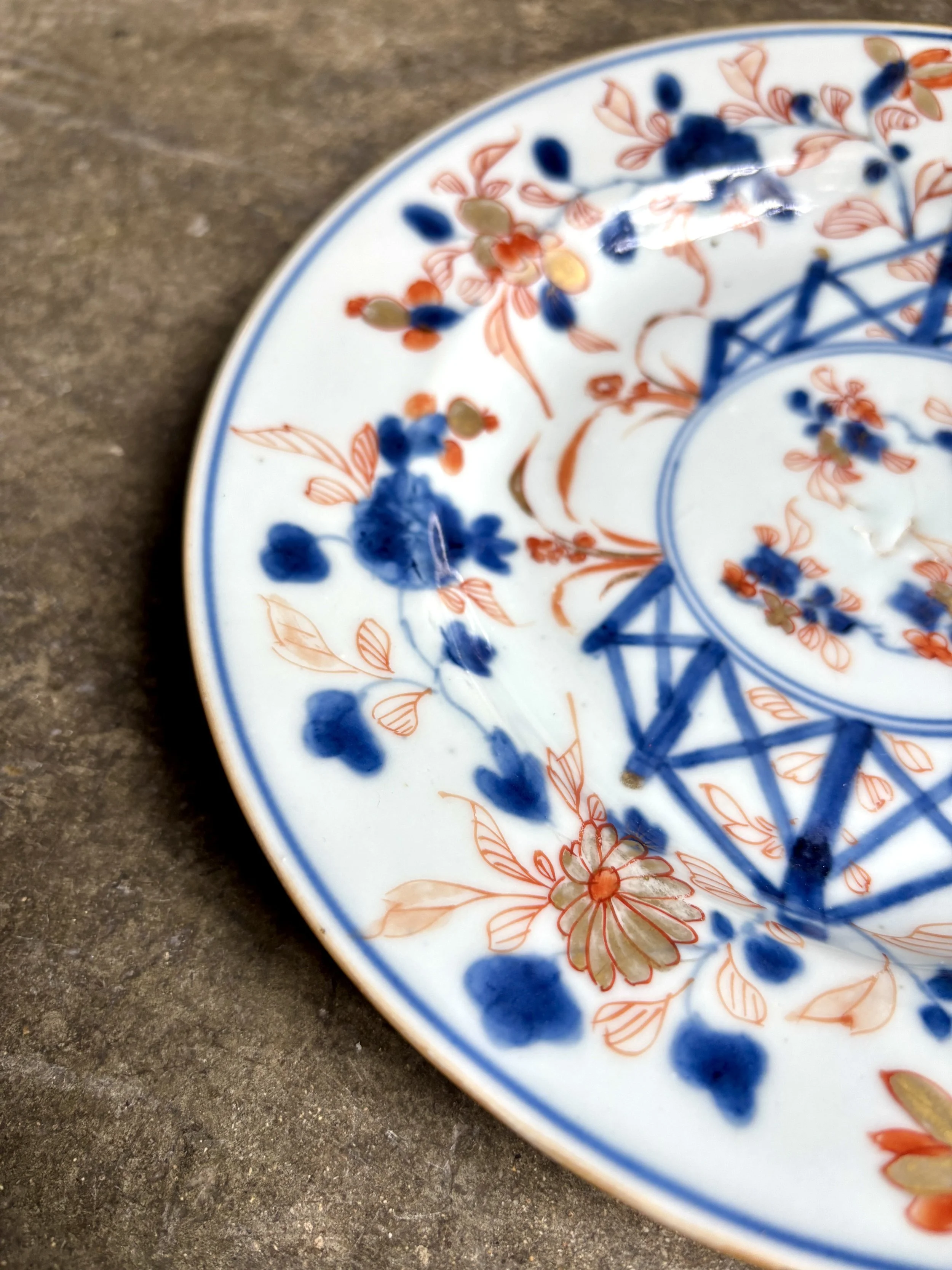 assiette-plate-1-compagnie-des-indes-decor-imari-porcelaine-bleu-rose-dore-vaisselle-vintage-antique-axs-design-paris-france