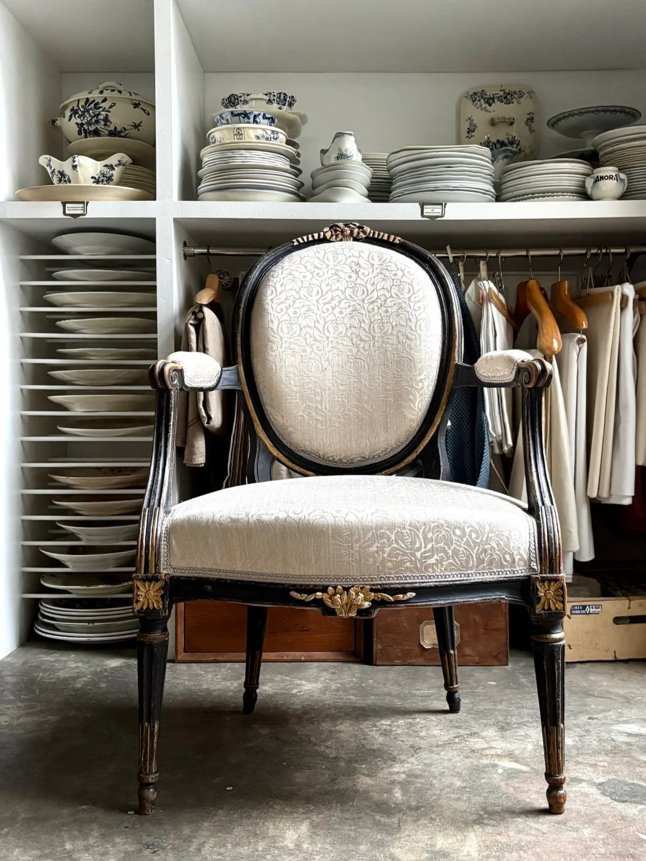 fauteuil-cabriolet-medaillon-bois-beige-vintage-axs-design-paris-france