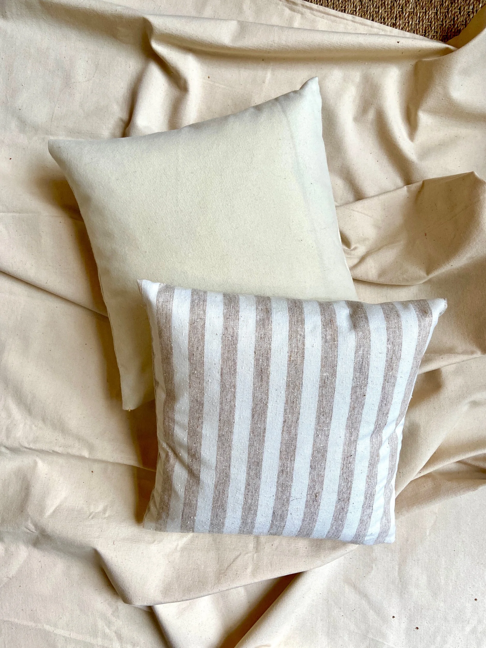 housse-coussin-upcyclee-coton-beige-linge-decoration-vintage-axs-design-paris-france
