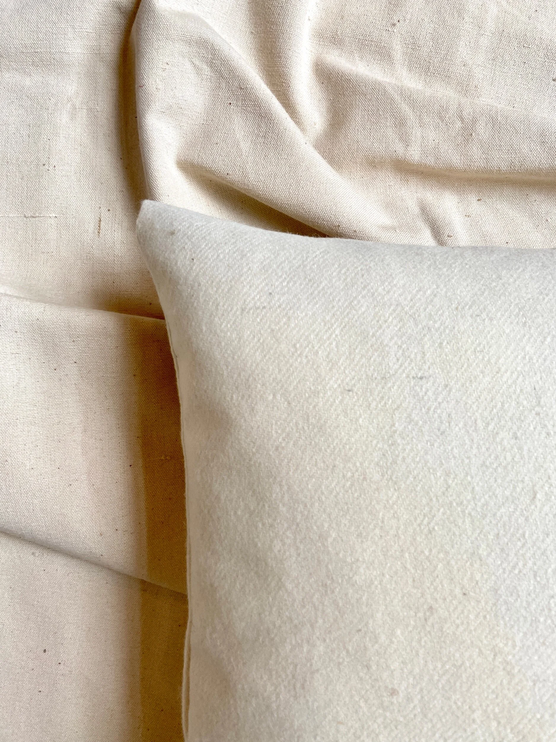 housse-coussin-upcyclee-coton-beige-linge-decoration-vintage-axs-design-paris-france