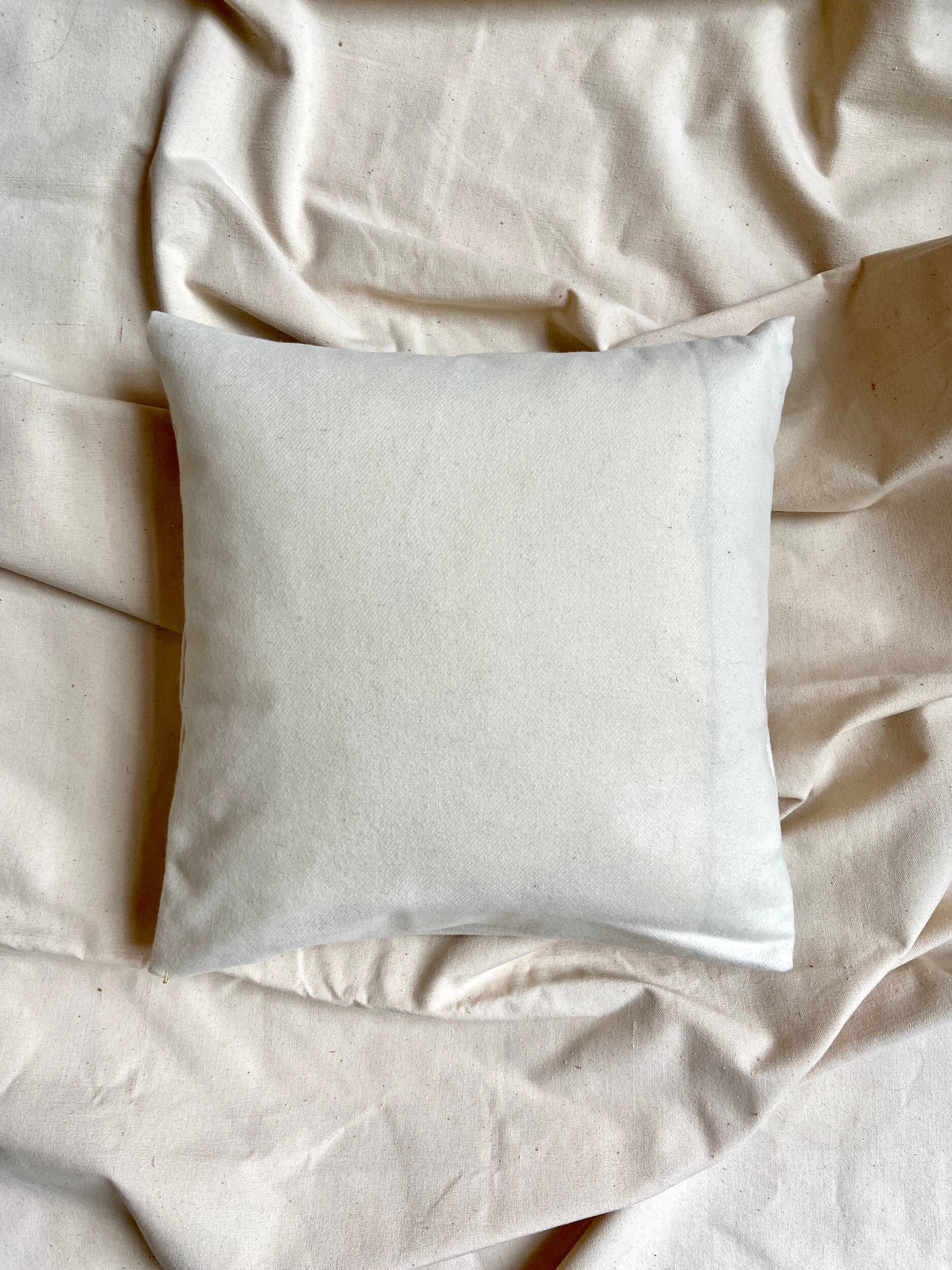 housse-coussin-upcyclee-coton-beige-linge-decoration-vintage-axs-design-paris-france