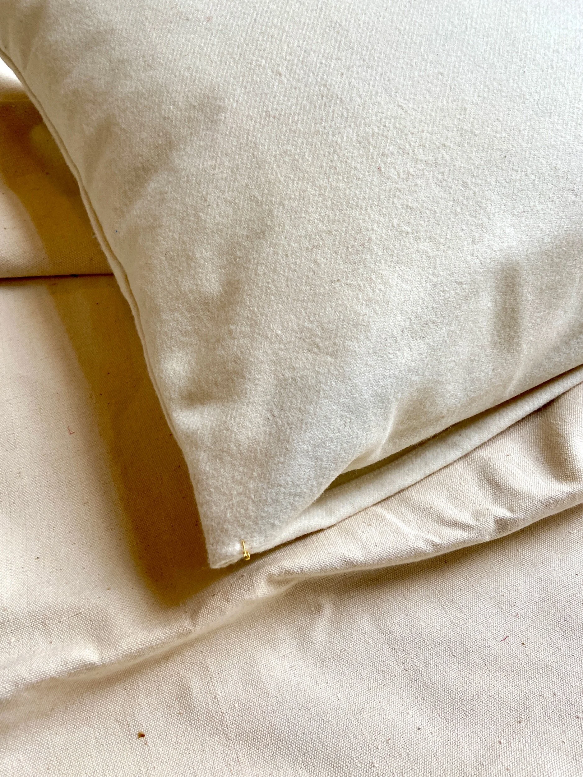 housse-coussin-upcyclee-coton-beige-linge-decoration-vintage-axs-design-paris-france